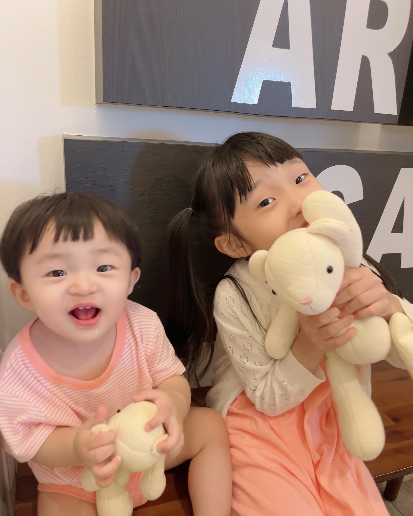 #예나그램 #예준그램

우리 예남매두 커플룩으로 입었으니 이쁘게이쁘게 찍어줘야징💗
쏭예주니 표정보니 상큼열매 한가득 먹었니😆😆😆

dear.myone_ 

#남매샷 #안동카페 #유아히어카페