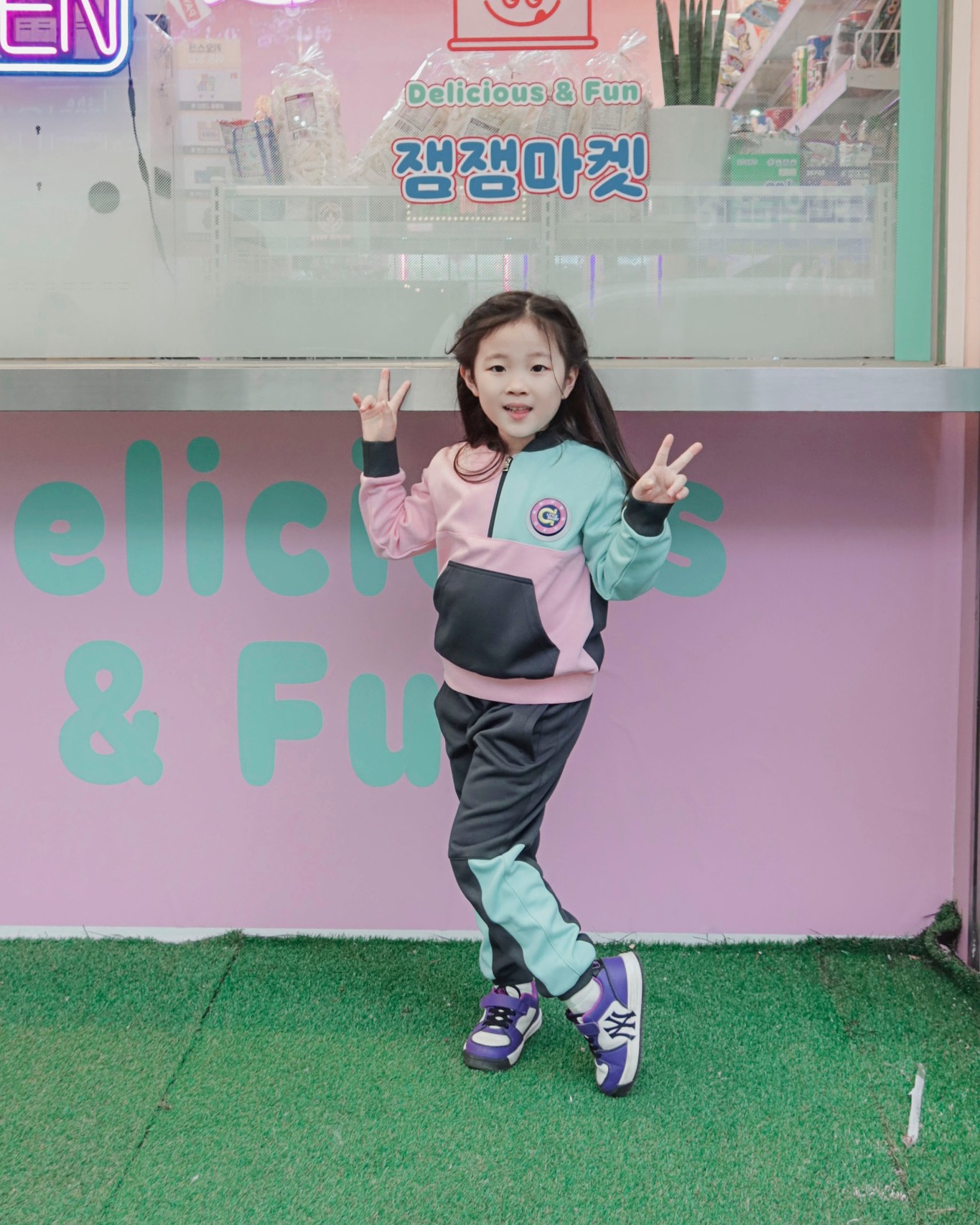 #광고 #리틀스마트

한 달도 남지 않은 우리 아이들의 신학기!
키즈데일리룩으로 입히기 좋은
리틀스마트 신상 입고 왔어요 😊

비대면 사이즈 추천 시스템이 있어
우리 아이에게 잘 맞는 사이즈를
바로 골라 볼 수 있어서 완전 굿굿!

부드럽고 고급스러운 원단에
상큼발랄한 디자인까지 훌륭하지요 😊

팡팡이는 딸기우유+민트초코가 만난 옷이라며
문구점으로 가서 바로 비슷한 아이스크림을
사먹었다는 후문!

편하고 예쁜 키즈데일리룩 리틀스마트에서
골라 보세요 😊

#원복 #프리미엄원복 #유치원복 #어린이집원복 #어학원원복 #편한원복 #키즈패션 #키즈스타그램 #키즈데일리룩 #키즈코디 #아동복 #리틀스마트서포터즈 #국내1위원복 #리틀이즈빅
