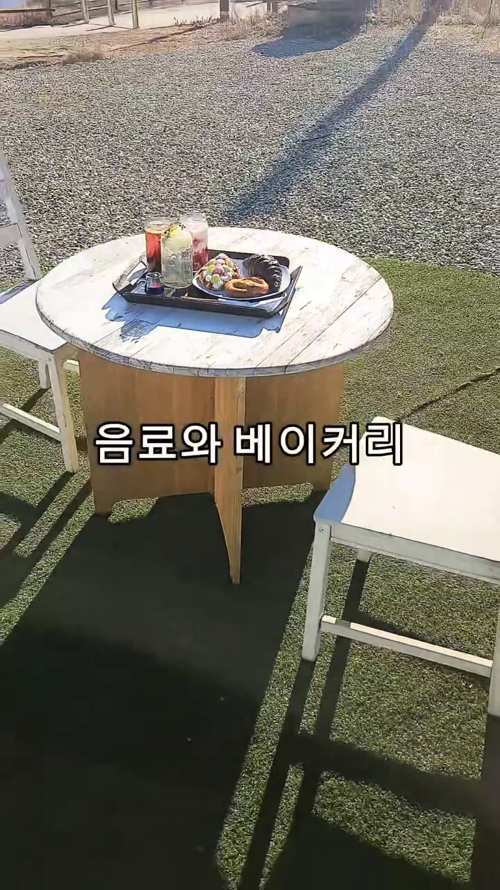 #협찬 태양의 후예 촬영지가 홍천에?
.
#테샤로바 tesharova
.
🙋 홍천으로 그리스 여행 어때?? 태양의 후예 촬영지로 유명한 자킨토스를 모티브로 만든 카페에 다녀왔어!?

▫️입장부터 푸른색 대문이 압도하는데 인생샷 꼭 건지고 와야해!?

▫️🐶🐱반려동물 동반 가능!? 안전상의 이유로 👶아기들은 야외 2층만 노키즈존 운영
(반려동물 간식도 판매해👍)

▫️편리한 키오스크 주문이 되고 커피/라떼 종류가 다양하고 너무 맛있었어!?

▫️집에 가기 전에 감성 가득 흑백사진 찍고 오는거 잊지마!?

⁉️오늘의 메뉴
- 샤먼에이드 ₩7,600
 수제 레몬 샤베트에 푸른색 귤피 시럽을 넣어 마시는 건데 이게 뭐라고 보면서 힐링된다니까?

- 딸기라떼 ₩ 6,800
 과육이 엄청 씹히는 딸기라떼는 당연 맛있지!?

- 과일 크로플 ₩6,800
 딸기와 샤인머스켓이 올라가서 당충전 비타민충전을 한번에 !?

〰️〰️〰️〰️〰️〰️〰️〰️〰️〰️〰️〰️〰️〰️

📍위치
 - 강원 홍천군 홍천읍 홍천로 548, [테샤로바 카페]

🕙  매일 10:00 - 22:00
⁉️라스트오더 마감 30분 전까지

🚙 카페 앞 공터 자유 주차(꽤 넓어서 주차 걱정 NO)

〰️〰️〰️〰️〰️〰️〰️〰️〰️〰️〰️〰️〰️〰️

#홍천맛집 #강원도맛집 #홍천강맛집 #홍천데이트코스 #홍천강데이트코스 #크로플맛집 #커피맛집 #홍천가볼만한곳 #홍천아이랑 #반려동물카페 #펫프렌들리 #먹스타그램 #먹친구 #카페맛집 #디저트맛집 #선팔하면맞팔 #홍천핫플 #홍천카페 #홍천디저트 #홍천그리스 #딸기라떼