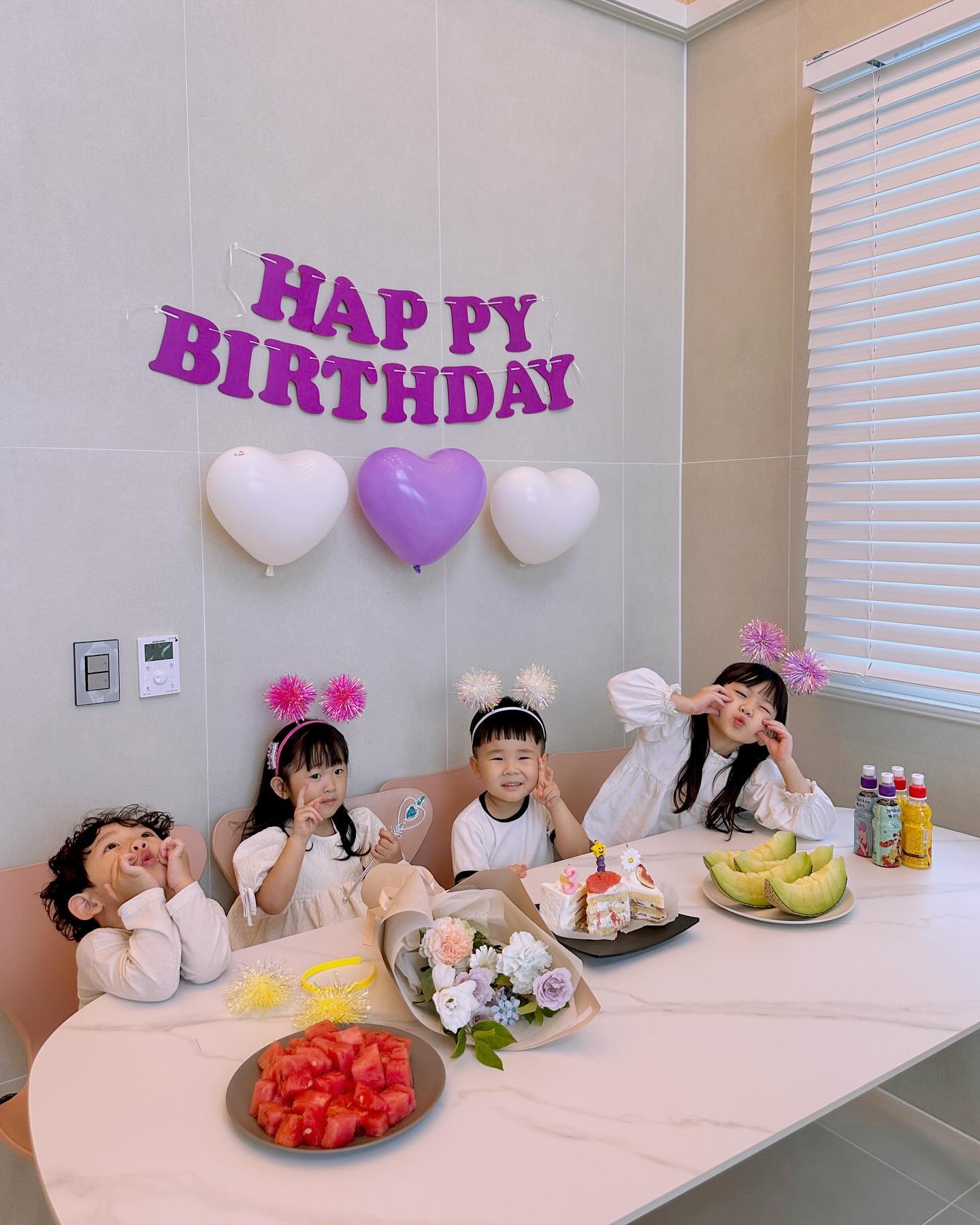 #윤율겸🐭 #러브서아 #2023_09_23 

아이들 각자의 성향과 생각을 존중하며
사랑의 마음으로 대해주는 지인언니와 다희..🩶
그리고 한번도 울고 싸우는 일 없이 놀던 너희.
신기하고 기특하다 정말 🥹🥹🥹

커팅된 메론. 냉큼 집더니 통째로 들고 먹기 시작해서
그대로 우두두 떨어질까봐 얼른 주라하고 포크주려했더니
겸이 표정ㅋㅋㅋㅋㅋㅋㅋㅋㅋ
#슈렉고양이 생각나버려 
이제 우리랑 앉아서 대화 가능한 울 서아 공쥬랑
역시나 머리띠 일빠로 탈출하는 장꾸 윤이.

이모는 또 열심히 찍고 기록해본다.
너희의 소중한 순간들 !

#많이컸다우래기들❤️ 
#건강하고행복하자

📍장소는 #필란드풀빌라 finland_poolvilla 
파티하고 수영하기 최고에요! 많은 사진은 블로그에 📸🎞️