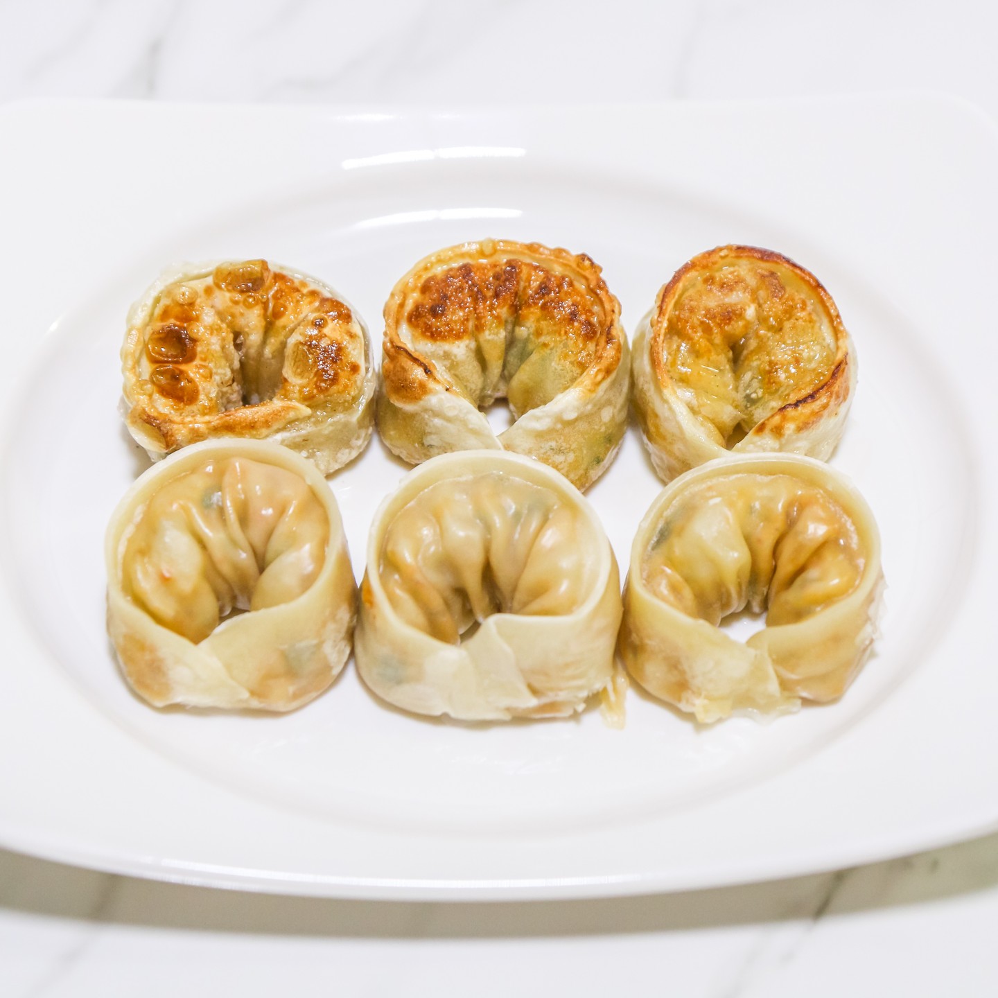 _
🥐 사조 대림선 김치손만두
🥐 동네 대형 마트 3,850원

이번에 소개 할 상품은 동네 대형 마트에서 할인 기간을 통해 구매해서 맛 본 '사조 대림선 김치손만두' 되겠습니다. 고기손만두를 아주 맛있게 먹었던 기억이 있어 이 또한 기대감을 가지고 구매를 했습니다😊

가성비 좋은 냉동만두를 찾는 분들에게 좋은 대안이 될 수 있을거라 생각하며 할인 기간을 이용해 구매를 한 덕분에 보다 저렴한 가격에 득템을 할 수 있었습니다🤣

만두피는 살짝 두께감이 있는 스타일 되겠으며 덕분에 후라이팬에 기름을 두르고 튀기듯 조리를 하면 보다 바삭한 식감을 확실하게 즐길 수 있었습니다. 사진에서 확인이 가능하듯 속도 알차서 씹는 재미를 확실하게 즐길 수 있었고 상대적으로 덜 알려진 가성비 좋은 상품, 브랜드임에도 불구하고 상당한 퀄리티를 즐길 수 있어 좋았습니다. 재구매 의사 역시 충분한 상품이니 만두 좋아하는 분들은 한번씩 구매해서 드셔보시면 좋을 것 같습니다😍
.
.
.
.
.
.
.
.
.
#냉동만두 #만두 #만두스타그램 #만두맛집 #김치손만두 #김치만두 #사조 #대림선 #냉동만두추천 #튀김만두 #먹팔 #먹팔맞팔 #먹팔하면맞팔 #선팔하면맞팔 #먹팔반사 #맛집블로그 #맛집블로거 #술안주 #안주스타그램 #안주 #술안주그램 #만두요리 #왕만두 #손만두