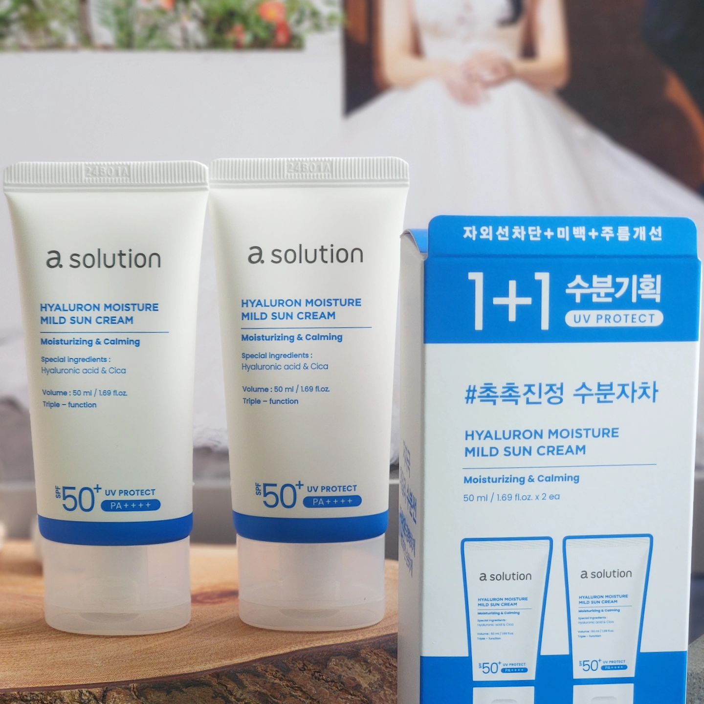AKLover 제품지원
슬슬 더워지는 날씨에 전보다 선크림 더 꼼꼼하게 바르는 중! 메이크업전 바르는거라 촉촉한 사용감을 선호하는데 에센스 제형의 촉촉한 선크림이라 마무리감이 좋아요! 히알루론산 시카 성분 포함으로 수분공급이나 진정에 아주 좋아요! 수정화장할때도 파데랑 섞어서 발라주면 촉촉해지고 좋은듯❤️

#에이솔루션 #선크림추천 #선크림필수 #수분선크림 #저자극선크림 #히알루론선크림 #수분진정선크림 #히알루론 #촉촉한선크림 #진정선크림 #AKLover