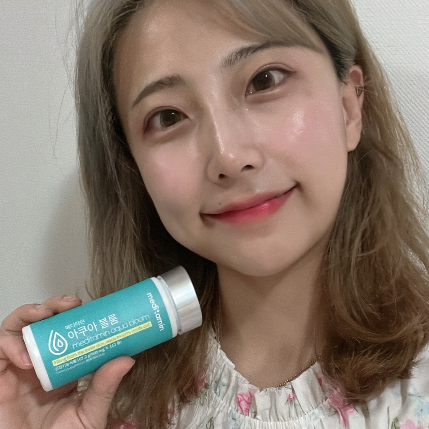 #협찬 meditamin_jp
피부 보정 ❌ 요새 계속 잠도 못 자고 피곤해서 피부가 거칠었는데 아쿠아블룸 먹고 피부결이 부드러워 진 것 같은 느낌❣️ 
피부 겉에만 영양 넣어주는 것이 아니라 피부속부터 수분감이 팡팡 차오르도록 도와주는 수분탱탱 물광 피부 서프리✨

✅고함량 히알루론산 250mg 함유! 
✅저분자 콜라겐(500달톤) 흡수가 빠르도록 도와준다!
✅피부 장벽에 효과 좋은 엘라스틴이 무려 250mg함유‼️
✅피부보습효과에 도움 주는 NAG 함유

피부과를 다니기엔 바쁜일상 속에서도 피부케어가 신경쓰이시는 분들 모여라‼️
먹으면서 속부터 예뻐지자! 외부환경으로 부터 촉촉하게 피부결을 유지하고 싶은 사람 해쳐모여‼️
아침 저녁으로 하루 두 번 1회 2정씩 섭취해주면 되는 초간편 피부관리 ❣️ 나랑 같이 할 사람❣️

#아쿠아블룸 #수분서프리 #히알루론산 #물광피부 #피부케어 
#アクアブルーム #水分サプリ #ヒアルロン酸 #水光肌 #肌ケア #좋아요 #맞팔 #팔로우 #좋반 #like #follow #fff #flf #피부영양