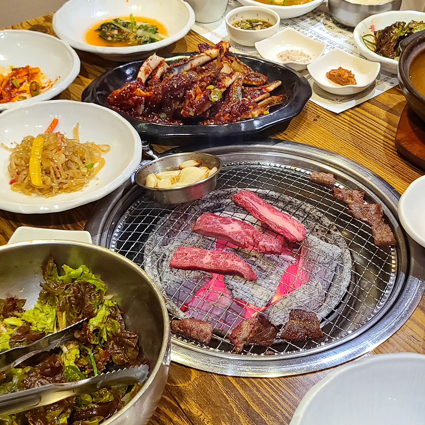 대구에 갈 때마다 들리는 소고기 맛집

한정식집 같은 정갈한 밑반찬,
프라이빗한 개별룸이 있어서 좋아하는 곳

할머니 댁에 온 것처럼 푸짐한 식사 🍽 

#승정원한우
#대구소고기 #대구한우맛집 #대구게장맛집 #수성구맛집 #수성못맛집 #들안길맛집 #들안길소고기 #들안길한우 #승정원 #대구맛집 #수성못소고기 #수성못고기집 #한우된장찌개 #양념게장 #갈비살맛집