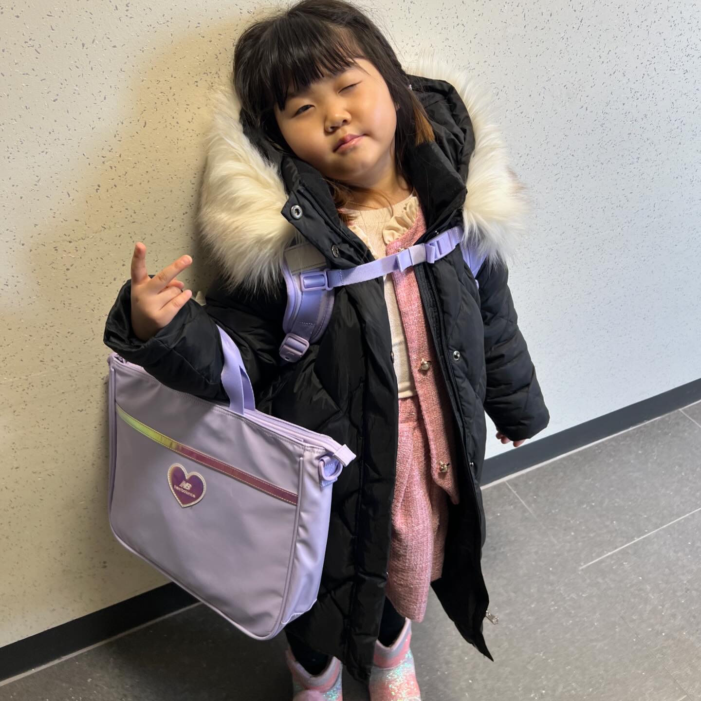 오늘부터 초등학생 된 선탱이랑 유치원생된 밍키 ㅎㅎ
시연이 입학식 가야되서 연차씀!!
근데 아직도 초등학교 화장실 공사 중이르 간이화장실 써야한다고해서 충격받음ㅜ열악해서 이도 못닦을듯 흑흑
안유깉은반 친구들이랑 놀이터에서 놀다가 헤어지고#플레이타임 vvip라서  #상상스케치 무료 입장하고 토이킹덤에서 장난감강제로 사고 탕후루집갔다가 #피아노학원 댕겨옴ㅋㅋㅋ

#빡센하루#