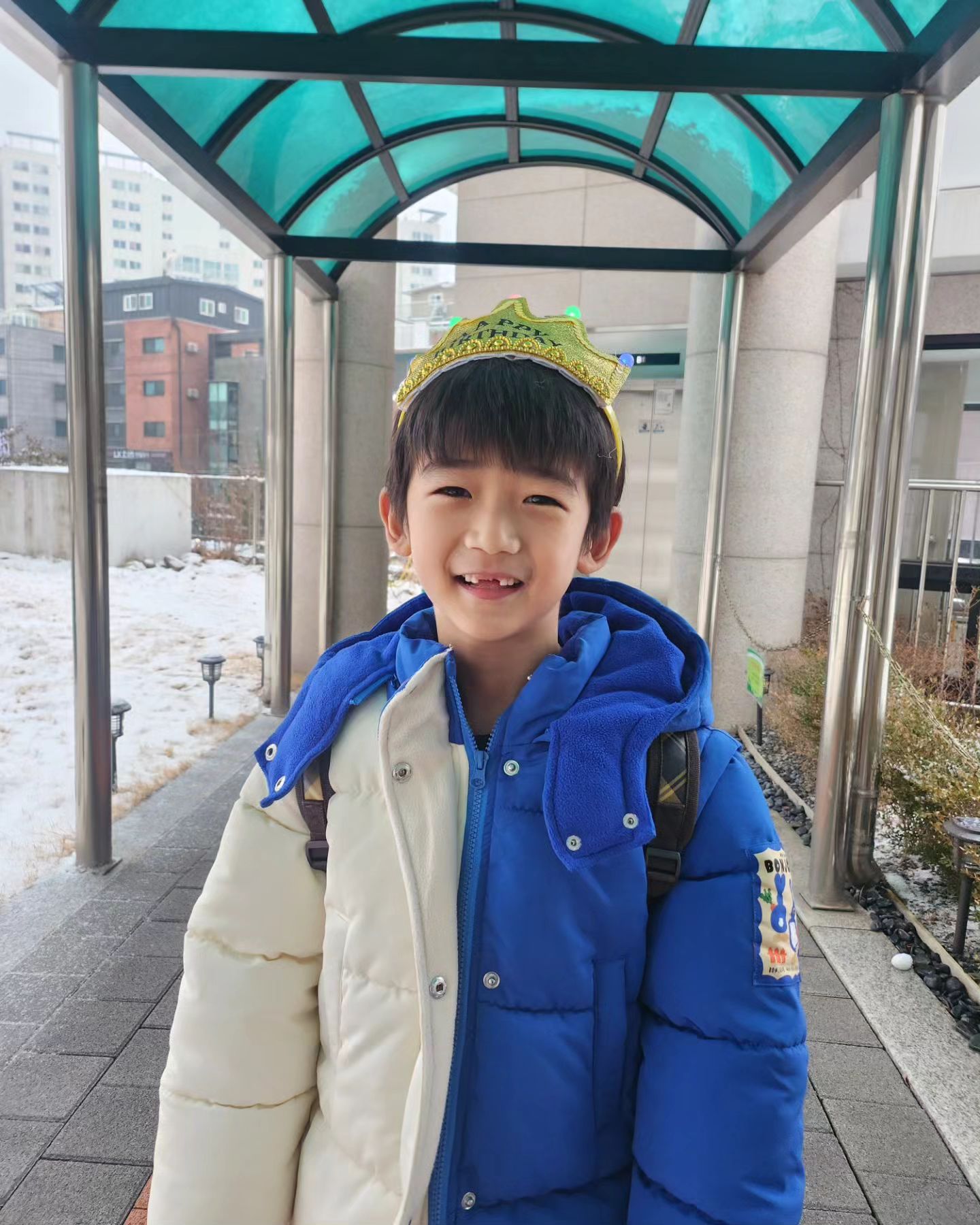지환이 유치원에서 단체생파한날~♡♡
왕관쓰고 달려나오는데 왜케 귀욥니😍😍 
너무 이쁘다 우리아들❤️❤️
그리고 제주도 일일 일수영의 영향으로 수영배우고 싶다는...지환이
드디어 첫 수업날
가기 전에 좀 걱정해서 대려다 줬는데 자상하게 설명해주시는 상어쌤 덕분에 자신감 뿜뿜 잘 다닐수 있겠어😊😊
몇일전 부터 자꾸 혼자 씻고 로션도 혼자바르고 한다길래 왜그러나 했더니 수영장갈 걱정 때문이었나봄..🤦‍♀️
우리 걱정인형 지환아...🥲
.
.
#유치원단체생파 #곧유치원졸업식 #사랑스런지환 #내사랑 #내첫사랑 #걱정많은예비초등학생 #예비초 #생후2552일째 #육아스타그램 #육아중 #두아들맘 #블루오션키즈스위밍 #수영하는일곱살 #수영레슨 #두아들맘일상 #바쁘다바빠