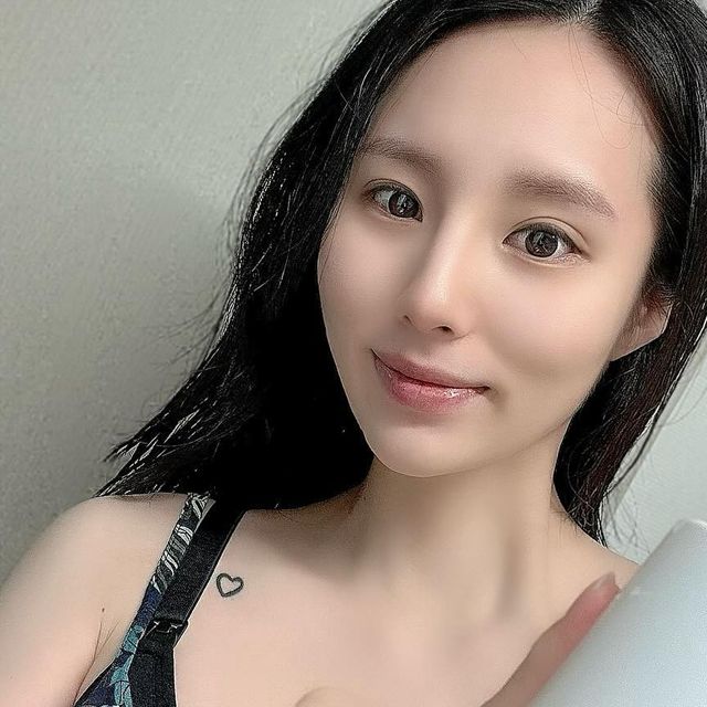  장지니즨 on Instagram: "#광고 [메디큐브] 레드 아크네 바디워시 2.0]

피부 관리(특히 여드름성 피부의 레드라인) 유명한,믿고 쓸 수 있는 유재석 화장품 브랜드  ’메디큐브‘ 트러블 전문가에서 만든 등드름성 피부 특화 바디워시❤️

화해 1위한 등드름성 피부 바디워시로, 올리브영에서도 자주 품절되고 ’등드름성 피부‘하면 가장 많이 찾는 1등 바디워시에요:)

풍성한 거품으로 미끌거림 없이 씻기고, 고급스러운 코튼향으로 샤워 후에도 산뜻함이 오래도록 유지되요✨✨

집에서 쉽게 필링할 수 있는 등드름성 피부 홈케어/셀프필링 바디워시로 집에서도 매일매일 쉽고 꾸준하게 등드름성 피부 관리 가능하니 참고하시고 사용해 보세요~

메디큐브 구입처 🙌🏻
https://themedicube.co.kr/product/detail.html?product_no=553&cate_no=533&display_group=1

-
-
-
❤️민감한 바디피부에 안심하고 쓸 수 있음
❤️등드름성 피부 주요원인 아크네균을 99% 항균하여 근본적으로 관리해줌
❤️저자극 테스트 완료하였고 알러지 유발물질 불검출된(=알러젠 프리) 순한 제품
-
-
-
#메디큐브#메디큐브바디워시#등드름바디워시#아크네바디워시#등드름관리#등드름없애는법#가드름#닭살#모공각화증#등드름필링#알라딘필링#해초필링#약초필링 #fff  #홈 #홈케어 #홈케어관리 #selfie  #like #instalike #instagram #f #fowl_waterfowl #follow4like #followｍe #f4"