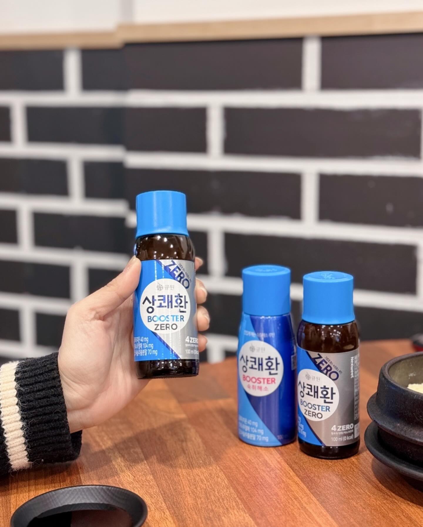 #협찬 sangkwaehwan

평소에 탄산음료 제로 붙은 거만 마시는데 숙취해소음료도 드디어 제로칼로리 발견!🙈편의점 갔다가 상쾌환 부스터 제로 발견해서 겟 했는데 제로칼로리인데도 숙취해소에 좋은 원료는 그대로라서 완전 취향저격! ➡️ 숙취해소에 도움을 주는 글루타치온 성분이 함유되어 있다고 해요 글루타치온 성분은 숙취원인물질로 알려진 아세트알데히드의 빠른 체내 분해와 체외 배출에 도움을 주고
그 외에도 잘 알려진 헛개나무 열매, 밀크씨슬추출분말 등도 함께 함유되어 있으니 숙취 없는 건 당연쓰~ 효과 브라보~~💕

상쾌환 부스터 제로는 4ZERO! (칼로리/설탕/색소/보존료 제로)
설탕 걱정 없고, 칼로리, 색소, 보존료 안 좋은 건 다 뺀 우리에게 꼭 필요한 숙취해소음료겠죠 심지어 히비스커스 티 베이스에 상큼한 자몽을 블렌딩한 상큼하고 깔끔함까지 뭔데 이리 맛있기까지 한겁니까!!

작년에 출시된 상쾌환 부스터는 패션후르츠맛이라 찐한 맛이었는데요 이번 상쾌환 부스터 제로는 제로음료 느낌하고 어울리게 가볍고 깔끔한 맛이에요. 술 먹기 전에 꼭 숙취해소음료 나눠 먹었는데, 사람 한 명도 안 빼고 다 맛있다고 좋아해서 엄청 뿌듯해졌다는 사실 ㅎㅎㅎㅎㅎ🙈한 잔 하기 전, 잊지 말고 상쾌환 부스터 제로 꼭 챙겨보세요

본 포스팅은 업체로부터 제품&원고료를 지원받아 솔직하게 작성한 리뷰입니다. *과도한 음주는 건강을 해칩니다.

#큐원상쾌환 #상쾌환 #상쾌환부스터 #상쾌환부스터제로 #상쾌환booster #상쾌환boosterzero #숙취해소음료 #편의점숙취음료 #제로음료 #숙취해소제품 #술자리필수템 #4zero #칼로리제로 #설탕제로