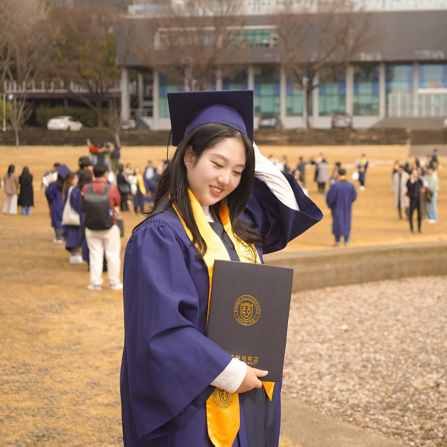 몇번의 도전끝에 들어간 대학교, 학교를 다니기까지 많은 변화들과 함께 였지만 마지막이라는 생각으로 도전했던 그 시간들을 헛되이 보내지 않았다고 생각한다. 
감사한 사람들을 만나 목표를 이루었고 학교에서도 수많은 감사한 사람들을 만나 4년이라는 시간, 새로운 공부를 하며 여기까지 어찌저찌 잘 왔다. 
아쉬움도 많이 남지만 다양한 경험을 할수있어 참 좋은 시간이였다. 앞으로 무엇을 하던 쉽게 포기하지는 않을듯 하다.👋🏻
.
.
.
.
.
.
.
.
.
.
#졸업 #졸업사진 #졸업식 #동아대 #졸업스냅 #작곡 #안녕 #👋🏻 #일상기록