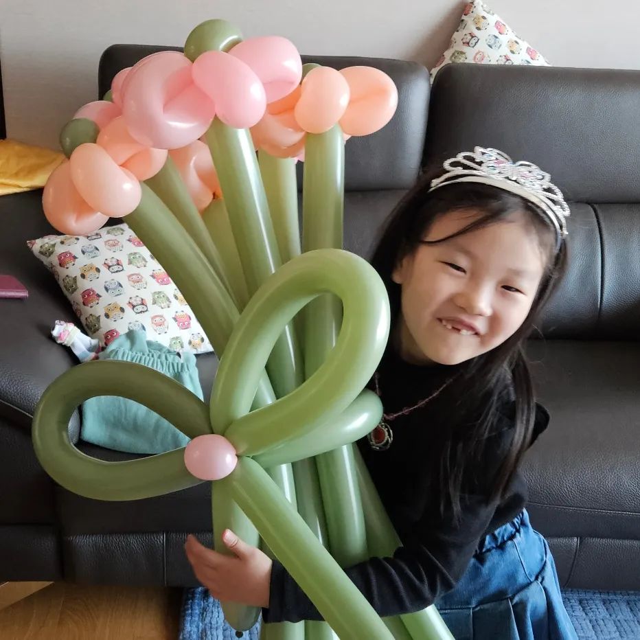 #풍선꽃

우리 이모 내일 생파한대서
꼼지락꼼지락 풍선꽃다발 만들었는데
김로희가 자기 할꺼라고 나랑 울고 불고 싸워서
할매할배가 그거 가지고 둘다 나가라함ㅋㅋㅋㅋㅋ

그거 들고는 내차에 타지 말랬더니
할배가 창피하니까 조용히 떠나라고 차에 넣어버림ㅋㅋㅋㅋ

휴
제발 로희야
내가 집에서 만들어 준댔잖아...
처음으로 둘째가 없어서 그런가 라고 생각해봤다

#웃었는데 #울음으로끝남 #나도이제만들수있다
#풍선꽃다발 #데이지풍선 #2차전하고 #차에서잠듬
#로로희그램