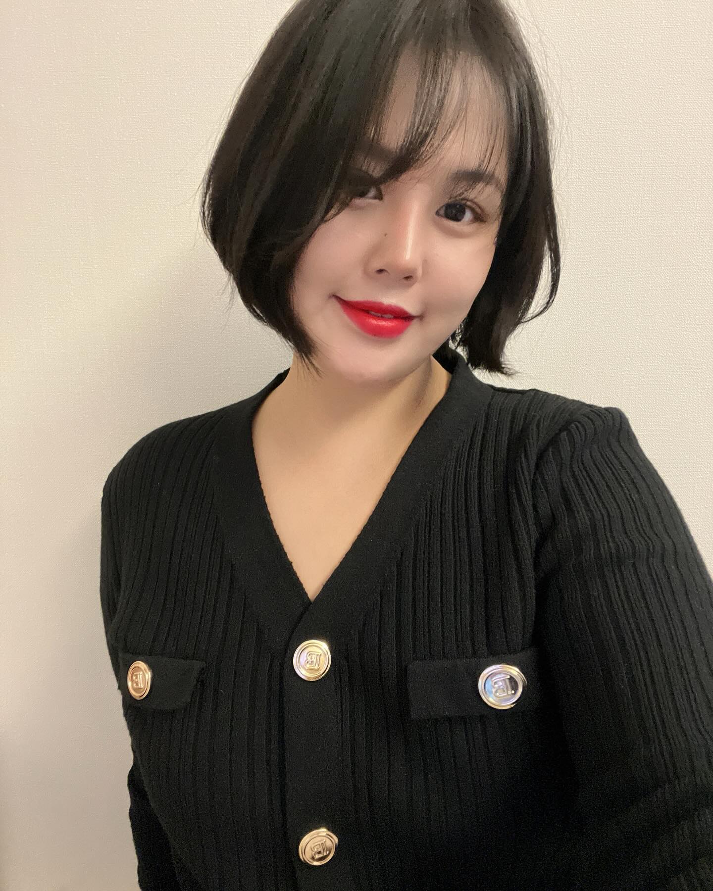 사기쳤습니다
•
•
•

이래 안생겼어예,,, 이래 생기고 싶어서 한번 올려봐여...

오늘 술한잔하고 집에 들어오는길에 엘베에서
폰으로 이사진을 켜놓고 거울에 비친 내얼굴을 보는데
웃음이 나요 
•
•
•
•

헛웃음 ㅎㅎㅎㅎㅎㅎㅎㅎ 

부처님 하나님 알라신님 뭐 존재하는신님들
자고 일어나면 -10kg에 
일반카메라로 찍고 보정안해도 이쁜얼굴 주실랍니까? 

(욕심이 과하다고 잠 안재우는거 아닌가몰라 🤣🤣🤣)

#굿밤 #불면증 #사진이내얼굴이라고 #셀프최면