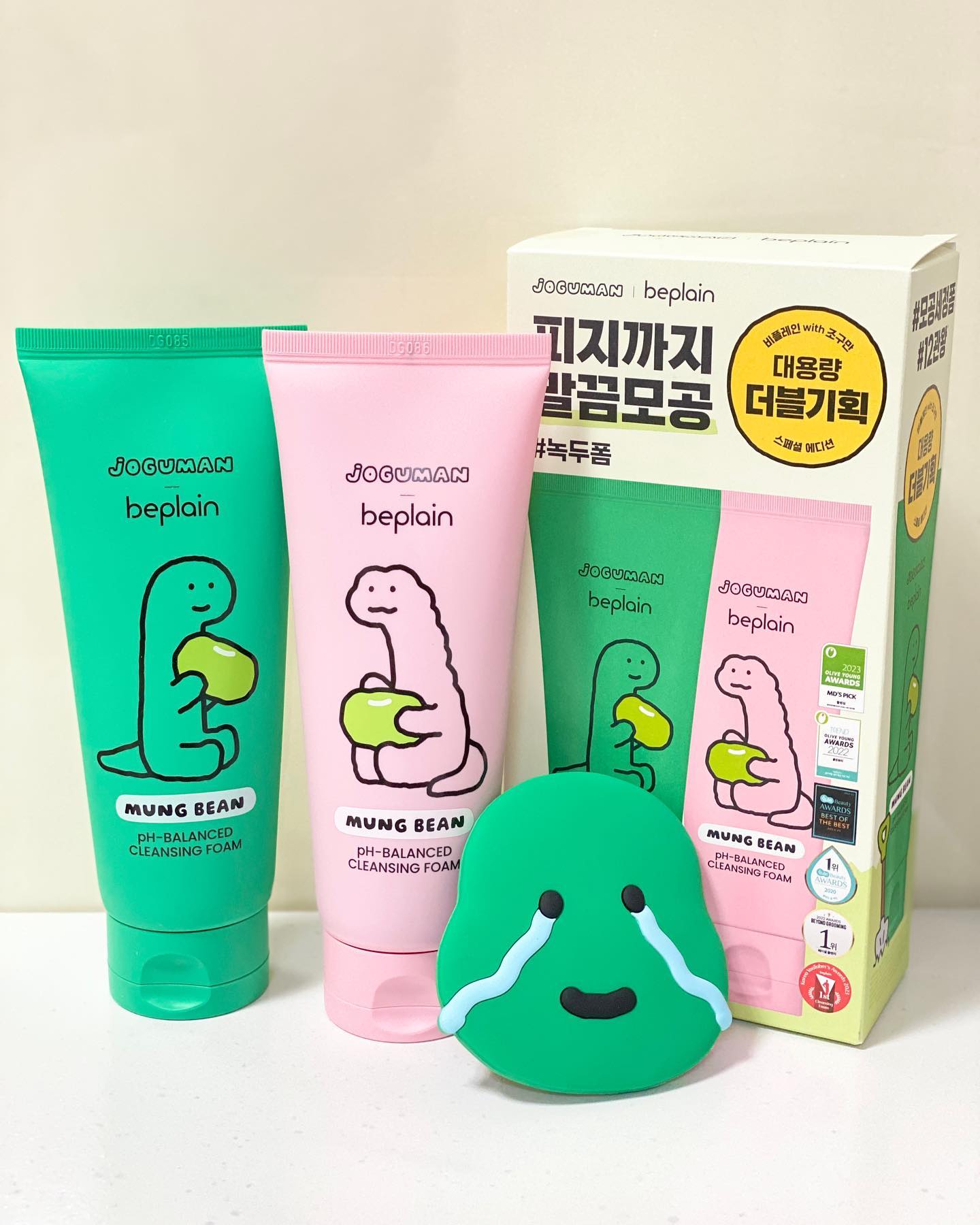 #제품제공

비플레인 녹두 약산성 클렌징폼🩷💚

정화기능이 뛰어나기로 알려진 녹두!🫛
녹두추출물과 녹두가루가 들어 안심세안이 가능한
1+1 대혜자 구성에 패키지 마저 귀여운 클렌징 폼이에요!

폼 속에서 실제로 녹두가루 마저 보이니까~
세정력은 또 얼마나 좋을까 싶었죠~

세안만으로도 피부 진정, 밝기, 투명도, 결개선이 
체감되고~ 여드름 피부도 사용 가능할 정도로
순하고 촉촉한 약산성제라 더욱 안심!

약산성 세안제 특유의 미끄덩한 느낌이 아닌,
개운한 마무리 감이라 사용하기 더 좋았어요!

조구만 에디션에 이런 구성 놓치지 마세요~🦕

-
#파룸체험단 #비플레인 #beplain #조구만 #JOGUMAN #비플레인과함께조구만지구생각 #클렌징폼추천 #올리브영추천템 #oliveyoung
