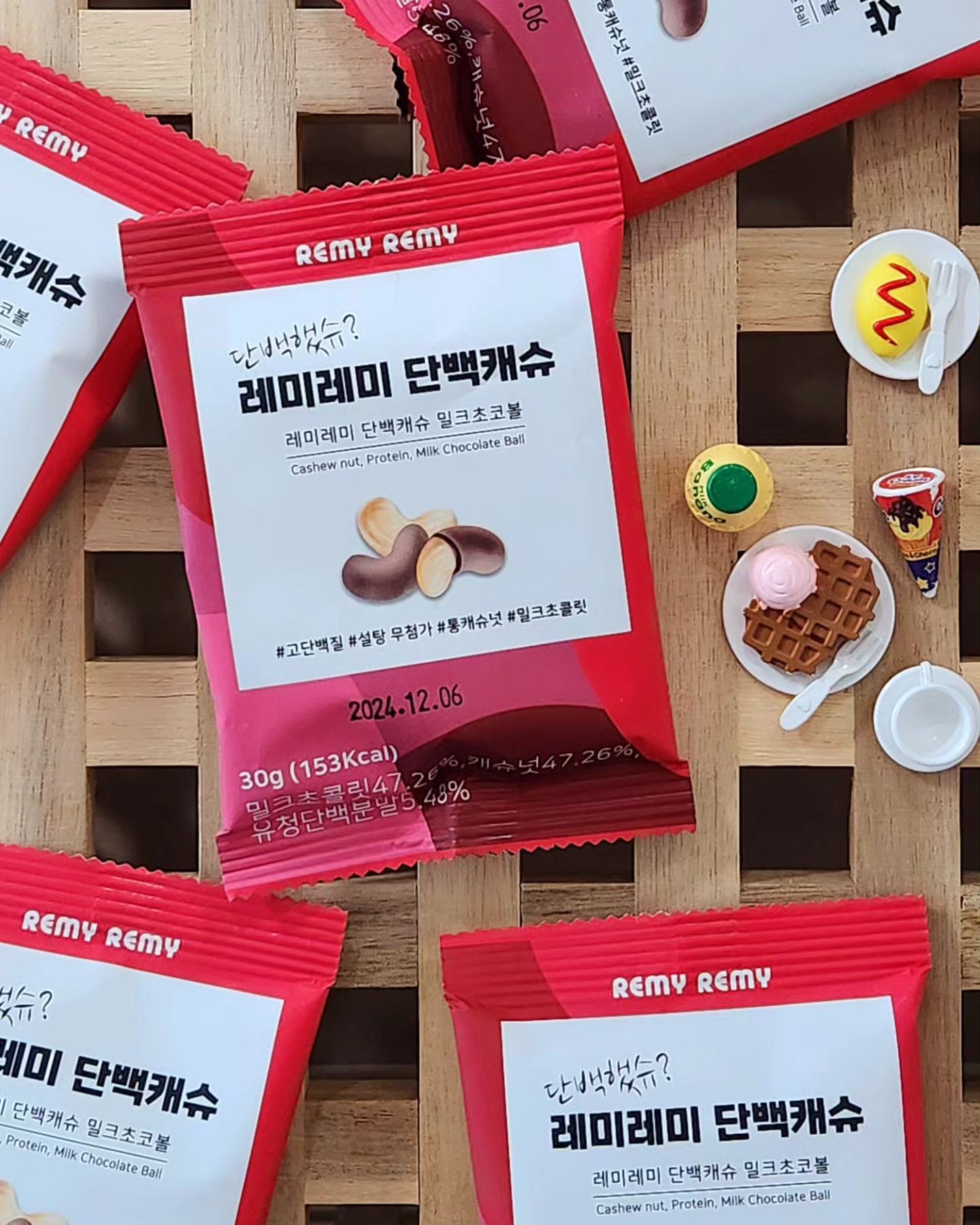 #협찬 

이런분들은 주목하세요!!
가벼운 설탕 0g!! 단백질 밀크초코볼!! 건강한 간식이예요 ◡̎ 

레미레미 단백캐슈는
100%통캐슈넛에 진한 초콜릿이 가득하고
설탕 무첨가로 맛과 건강까지 생각하였어요.
착한 원재료로 놀랄정도로 높은 단백질 함량을 가지고 있어요.

달달한 초콜릿은 먹고싶은데 당이 걱정이신 분
평소에 당 떨어짐을 자주 느끼시는 분
칼로리 걱정없이 즐길 수 있는 건강간식을 찾으시는 분 

레미레미 단백캐슈와 함께 한다면 
당&칼로리 걱정없이 달콤한 초콜릿을 즐길 수 있어요. 

아이 간식으로도 추천합니다.

📌레미레미 공식몰에 회원 가입하면 3,000원 즉시 할인 해줘서 가입하면 저렴히 구입할 수 있어요.
📌3개 이상 부터는 할인률도 높아진다구요.

🌿 Thanks to : remyremy_official 

http://bit.ly/3tvfVhM

#레미레미 #저당간식 #단백질간식 #저당단백질간식 #직장인간식 #부모님간식 #다이어트간식 #아이간식