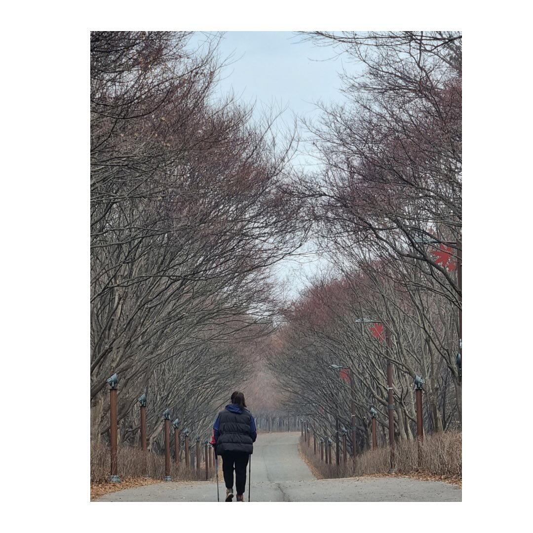 _
2024,02,18,

아주아주 오랫만에 등산 ㅋㅋㅋ
체력바닥인 두 여자 데리고 가느라
운동같지도 않은 운동한 토미파파
ㅋㅋㅋㅋㅋㅋ
⠀⠀⠀⠀⠀⠀⠀⠀⠀⠀⠀⠀⠀⠀⠀⠀⠀
올라가면서 오만가지 생각을 하게된 등산 ㅋㅋㅋ
너무너무 힘들고 짜증나고 했는데
그래도 화 안내고 끝까지 가서 나름 파파한테 고마움🥰
⠀⠀⠀⠀⠀⠀⠀⠀⠀⠀⠀⠀⠀⠀⠀⠀⠀
다음주엔 어디갈지 고민하던데..😭
일어나자마자 나는 내다리가 내다리가 아닌거 같아..ㅋㅋㅋ
일주일동안 원상복구 해보도록 노력은 해볼께..ㅋㅋㅋ

#등산 #등산왕왕초보