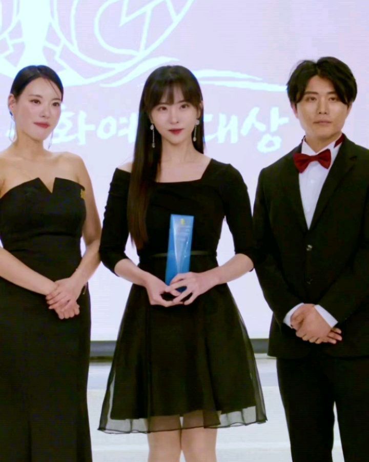12월1일 제1회 대한스포츠문화예술대상🏆

뜻깊은 1회 행사 자리에 초대해주셔서 감사드리구요~
배우 부문 대상 수상하게 되어 영광이었습니다!

앞으로 더욱 열심히 하는 모습, 좋은 모습
보여드리는 배우가 되겠습니다!

#대한스포츠문화예술대상
#김지은 #배우김지은 #스위트홈김지은