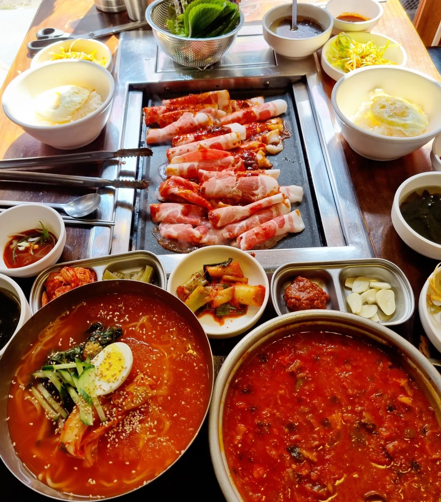 며칠전부터 먹고 싶었던
열탄불고기랑 7분돼지김치 먹으러 온
#광주맛집
#첨단맛칩추천
#새마을식당

🩷💚❤️💙🩶💛🩵💜
얇게 썰어진 매콤한 열탄불고기는
양념 잘 베어 금방 구워서
싱싱한 야채에 쌈 싸먹고
7분돼지김치는 달걀후라이랑 
고소한 김가루까지 
넣어 먹으니 밥 한그릇 뚝딱!!
#첨단점심
#첨단고기
#첨단회식
#첨단맛집추천
#광산구맛집

그리고 새마을식당에 오면
꼭 먹어야하는 냉김치말이국수
시원한 육수에 살얼음 동동 띄워
열무김치,맛김치까지 들어가
개운한 맛이 일품!!

식사 메뉴로도 좋고
가볍게 맥주 한 잔 마시기 좋은
#새마을식당첨단
#첨단맛집추천
#첨단핫플
맛있게 잘 먹었습니다

➡️광주 광산구 첨단중앙로152번길 31-9 

➡️영업시간 오전 10시~오후 10시30분