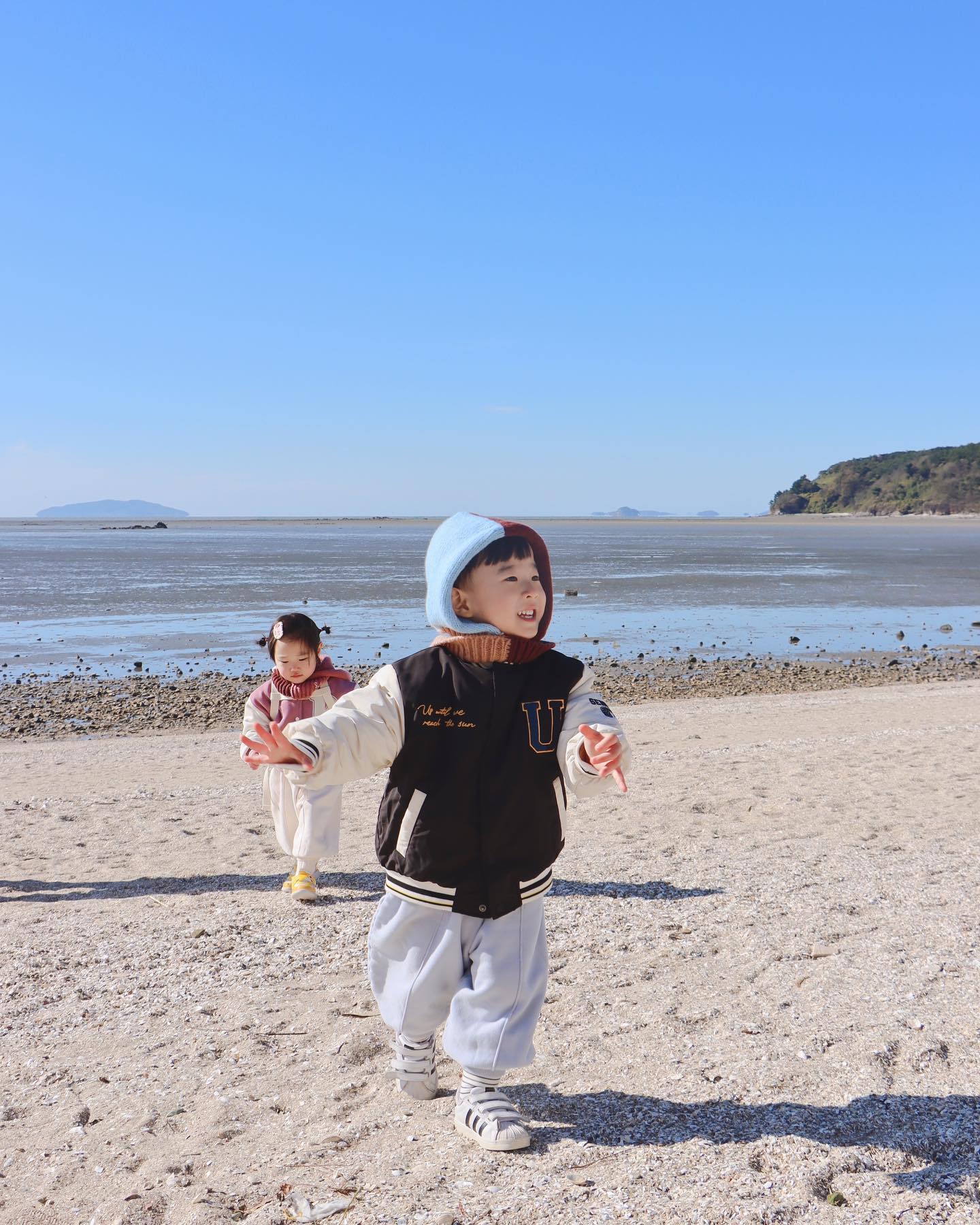 sᴘᴇᴄɪᴀʟ ᴅᴀʏ ꪑ
.
.
.

아빠회사 야유회에 참석만 슬쩍〰️
서우네와 함께 어쩌다 뻘다방도 가보고
큰 물고기도 구경하고 🐟 (아빠 으쓱)

하루 아침에 한파추위로 겨울옷 무장했지만
아이들도 엄마들도 들떴던 1박2일 동안
신나게 놀고 먹고 또 놀고 좋았네 🤎

#아기랑여행 #선재도뻘다방 #아기랑갈만한곳 #야유회 #선재도낚시공원 
#travel #남매룩 #아기스타그램 #육아일상 #가족나들이 #선재도카페