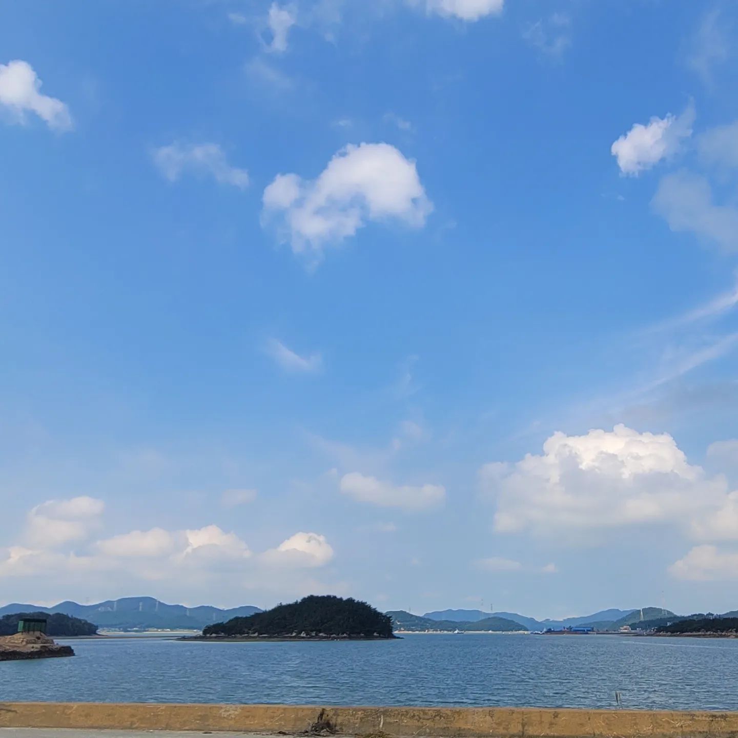 태안으로 들어서니
하늘도 좋고
바다도 좋고
풍경도 좋다.

.
바쁘게 속도를 내는 것도 필요하지만
이렇게 느림의 시간을 가지는 것도 좋다.
.
#바다 #태안 #하늘 #풍경 #느림 #바쁨