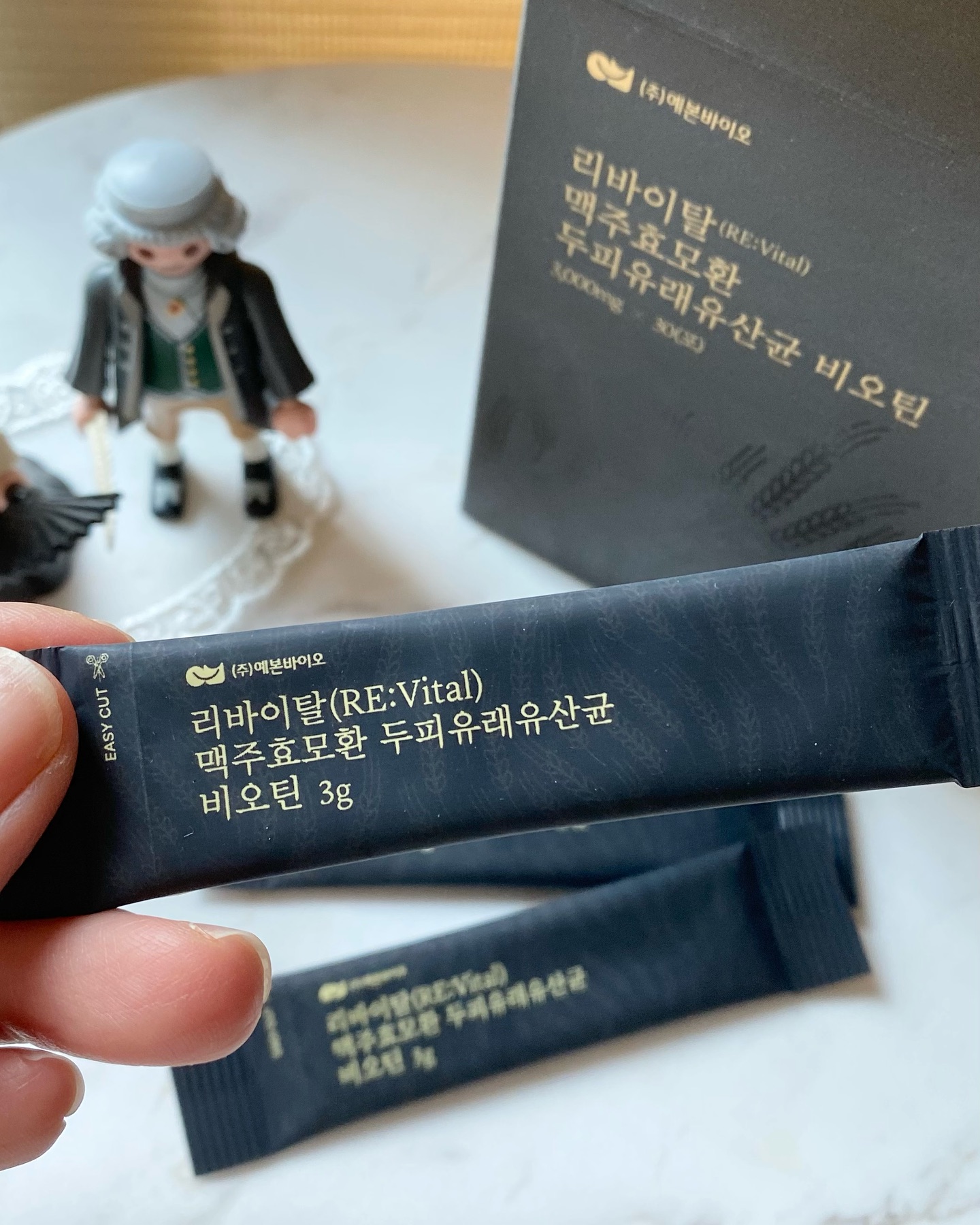 #협찬
.
리바이탈 맥주효모환 두피유래유산균 비오틴
뜨거운여름 후끈후끈 열감오르는 두피케어로
선택하게된 맥주효모환💛
풍성함의비밀은 맥주효모에요!
46%의 높은 단백질함량과 풍부한 미네랄
특허받은 두피유래 유산균
투입균주 70억마리 함유로 하루한포로
위생적이고 휴대가 간편해서 언제어디서나 섭취가능!
바쁜 일상속에서 두피케어로 챙겨먹고있어요😋
.
.
.
#맥주효모환 #두피유래유산균 #비오틴 #아누카사과 #특허유산균 #건조맥주효모 #셀러캠퍼스 #예본바이오