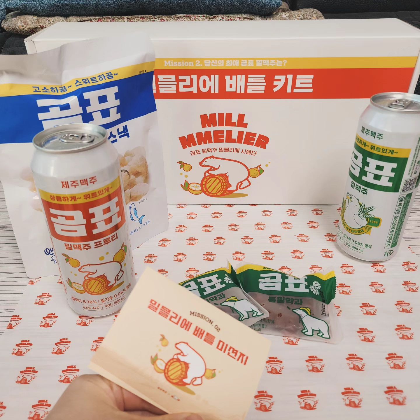 #광고

본 포스팅은 제주맥주의 서포터즈 활동의 일환으로 제품을 제공받아 작성하였습니다.

제주맥주  곰표 #밀믈리에 2차 미션!!!!!!

이번엔 물과 곰표 스낵 , #곰표통밀약과 함께합니다!

어떤 곰맥주가 취향인지 어떤것과 잘 어울리는지 테스트도 해봤는데요!!!!

저는 역시 강경 오리지널파!!!!

곰표 오리지널 밀맥이 최고거든요!!

저희 회사 사람들도 곰표밀맥주 오리지널 파 랍니다 ㅋㅋㅋㅋ

내일 출근해서 또 일끝나고 다 같이 맥주한잔 하려구용ㅋㅋㅋ

#곰표맥주 #곰표밀맥주 #곰표밀맥주프루티 #곰표맥주프루티 #곰표오리지널 #곰표프루티 #제주맥주