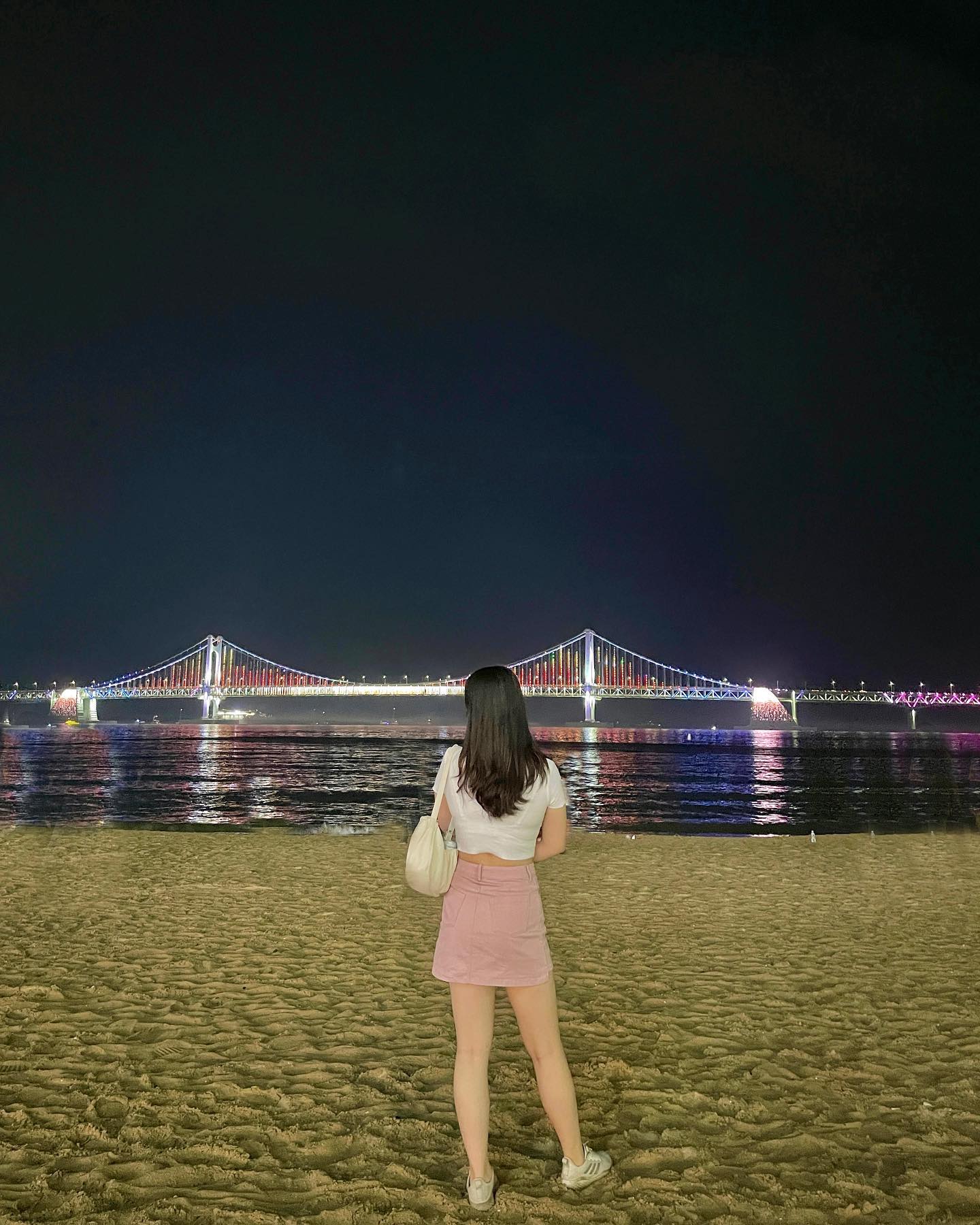 부산에서 대교가 가장 예쁜 해수욕장 🏖

여름 휴가 맞이 부산에 다녀와쒀용~ 그중에 이틀 연속 방문한 광안리 해수욕장이에요🌊
광안리는 낮보다 밤에 조명이 켜져서 더 예뽀요💥

밥먹고 산책코스로도 많이 이용하시고 돗자리에 앉아 바다를 즐기는 분들도 많았어용❕
가족, 친구, 연인 누구와 방문해도 좋아요〰️

부산에서 조명이 화려한 해수욕장을 찾으신다면 방문 어떠세요〰️⁉️

📍부산 #광안리해수욕장 
✔️ 부산 수영구 광안해변로 219
✔️ 주차 : ⭕️

📝 현재 드론쇼를 진행중이니 시간 맞춰가서 다양하게 즐겨보세요❕