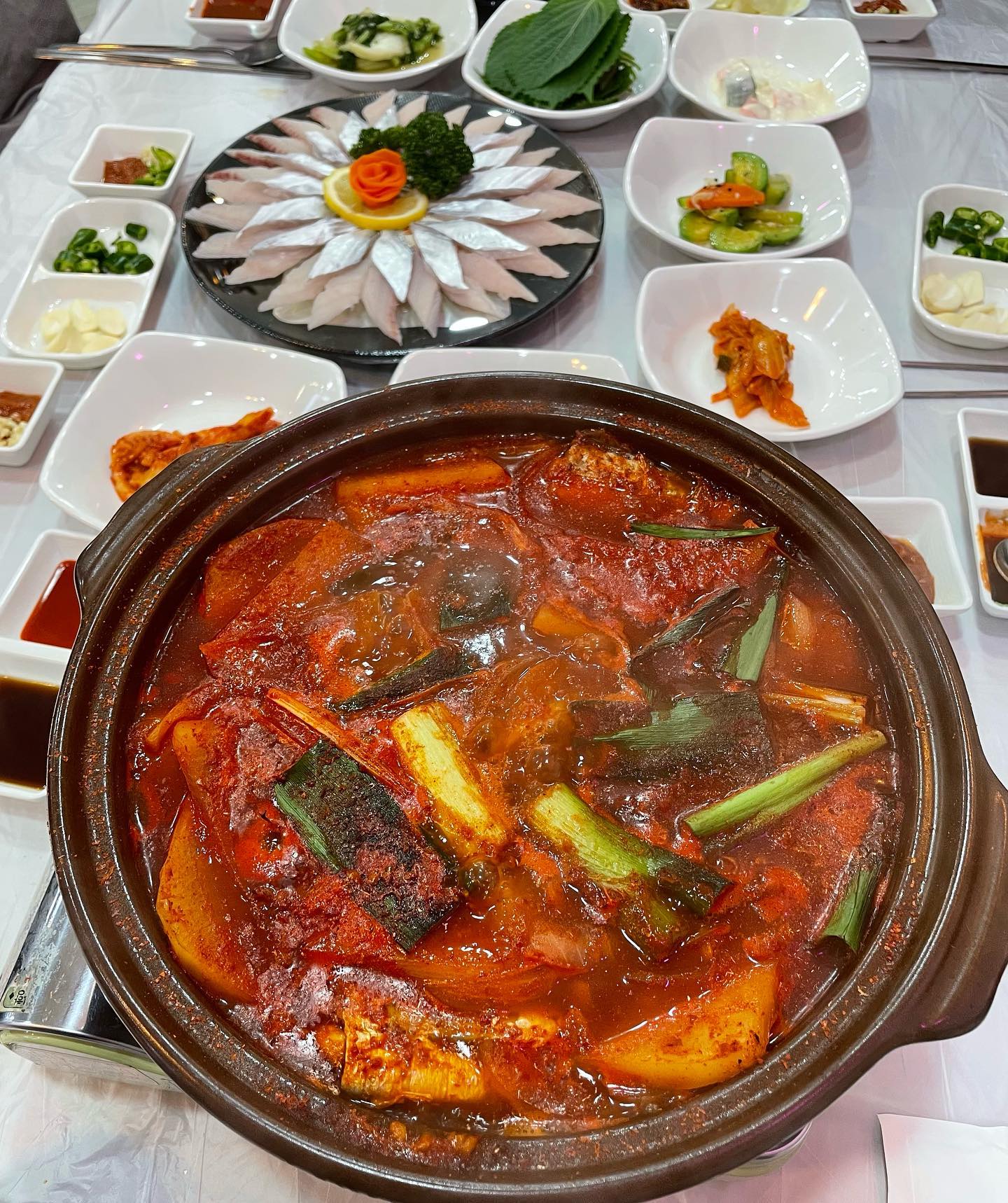 #협찬 #그곳에가면
전주에서 가장 사랑받는 갈치회,조림 맛집🐟💙

🔍 전주 그곳에가면 (raemian6312)
✅ 주소 : 전주시 완산구 한두평2길 7
✅ 전화번호 : 0507-1359-7524
✅ 무료주차가능
✅ 영업시간 11:00~22:00 
 🙏🏻브레이크타임 14:00~16:30
 🙏🏻라스트오더 21:30
 🙏🏻매주 일요일 정기휴무

직접 낚아오는 제주산 갈치여서 그런지
갈치회를 먹을때 확실히 신선함이 느껴졌어요👍
칼칼하면서 짜지않고 담백했던 갈치조림
무랑 감자도 함께 들어있었고 국물도 자박자박
맛있게 밥 한그릇 뚝딱했어요 :)

여기는 원래 평화동 맛집이었던 곳인데
최근에 중화산동으로 매장을 이전했더라구요
저녁 7~8시쯤 이미 만석이었으니
방문한다면 꼭 예약하고 가시는게 좋습니다😊

#전주맛집 #전주맛집추천 #전주맛집투어 #중화산동맛집 #전주데이트 #전주중화산동맛집 #전주생선구이 #전주여행 #전주가볼만한곳 #전주술집 #전주핫플 #전주그곳에가면 #그곳에가면 #맛집탐방 #먹스타그램 #푸드스타그램 #먹팔맞팔 #먹팔환영 #먹스타 #먹스타맞팔