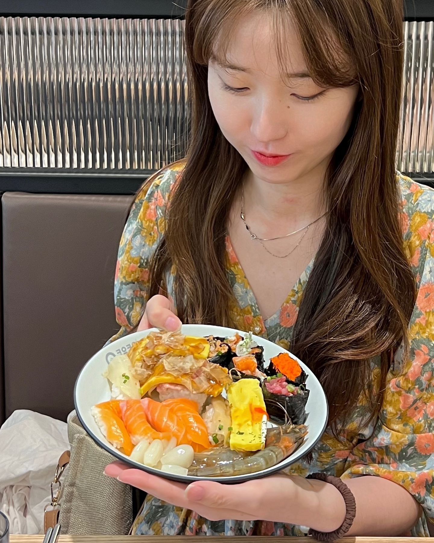 큐큐,,녜,, 요즘 엄청 많이 먹으러 다닙니다🙈🫶🙈 주말마다 맛집을 찾아서 여기저기 돌아다니는데용✨ 요새는 먹부림을 좀 부립니당🤔 그러다가 한동안 집콕만 할지도 모르구용 ٩( ᐛ )و 쿠우쿠우 가서 네 접시 먹었습니당 두 접시는 수박이었는데 장마 전에 딴 수박은 정말 맛있었습니당🎶 시간을 되돌릴 수 있다면 수박 한덩이 다 먹고 올 거예욤 쿄쿄🍉 쿠우쿠우 시티세븐점은,, 천국이었어요 와암 냠냠 먹다보니 센과 치히로에 나오는 꿀꿀이가 되어버렸답니다아아🐽 다시 가고 싶어요,, 자주먹는 소식좌 모임원을 구합니다 후후

#창원맛집 #쿠우쿠우시티세븐점 #협찬