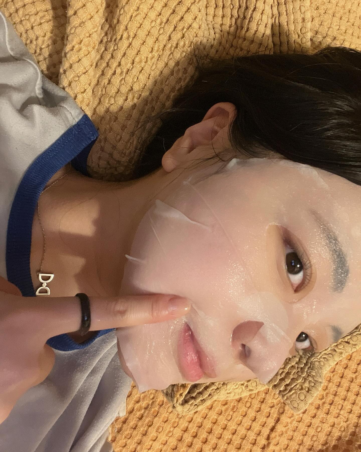 #협찬 vtcosmetics_official 

다들 리들샷 사용해 보셨나요 ?! 🧏🏻‍♀️
워낙 예민한 피부라 도전하지 못하고 있었는데
리들샷100과 리들샷 밸런스 마스크는 피부 일차 자극 테스트를 완료하여
저자극으로 판정 받았다고 해서 테스트 후 사용해 보았어요
*알러지가 심하거나 민감한 피부의 경우 사용 전 국소 부위에 
사전 테스트 후 사용 권장 드립니다.

STEP1 리들샷 흡수 후, STEP2 리들샷 마스크를 피부에 붙여주고
약 10~20분 동안 휴식을 취한 뒤 마스크 시트를 제거하고 흡수하면 끝 !

생각보다 많이 따갑지 않았고 1회 사용만으로도 
피부 결 개선에 도움이 되더라고요 😎 *개인차 있음

현재 올리브영에서 리들샷100 2스텝 마스크 기획세트를 판매 중인데
5매입(4+1) 1만원 대로 완전 가성비 최고랍니다 ✨

리들샷 입문으로도 좋고 팩이랑 같이 있어 간편하게 사용 가능하니
이번 기회에 도전해 보세요 👀

#협찬 #올영픽 #올리브영 #올리브영추천템 #올리브영마스크팩추천 #리들샷 #리들샷사용법 #니들샷 #슬로우에이징 #피부결관안티에이징 #피부홈트 #스킨케어의진화 #화장품이상의화장품