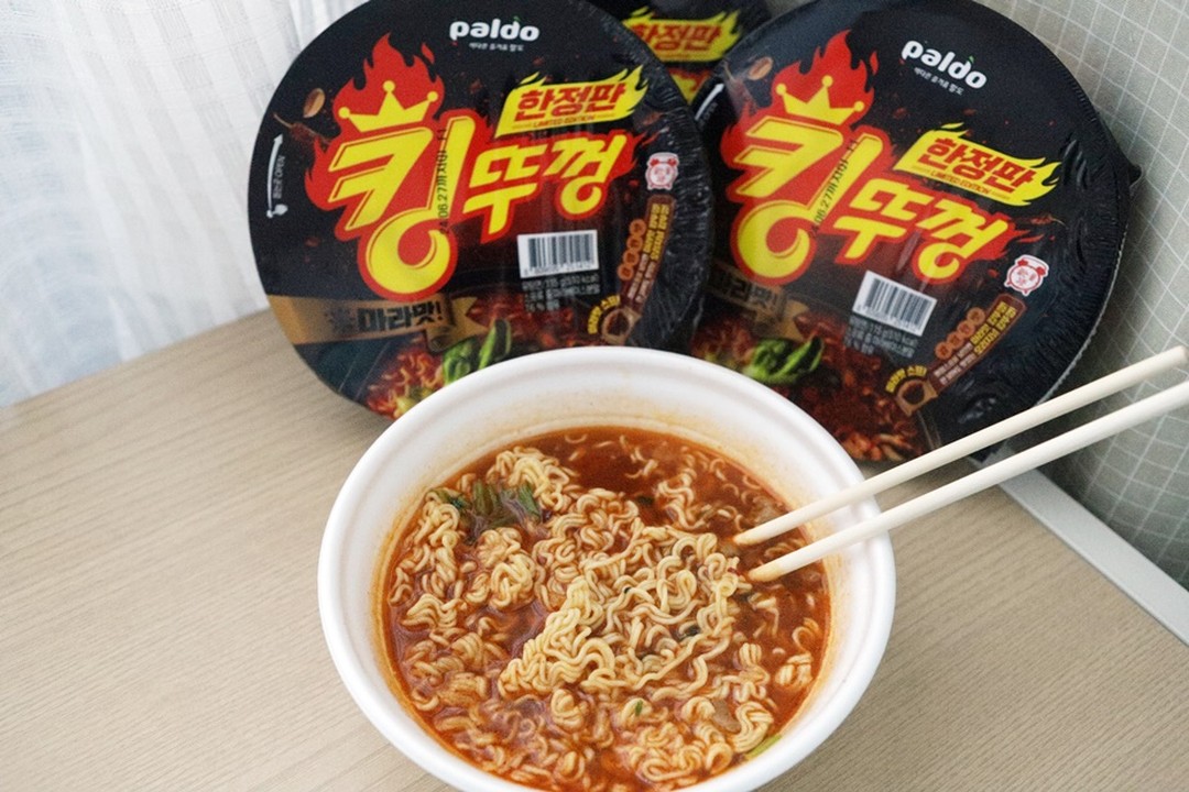 #협찬
#팔도 #킹뚜껑마라맛

나 꼬마곰.
맵찔이지만 신상품, 한정판에 환장하는 곰이지.
그래서 도전해본다 킹뚜껑 마라맛.

왕뚜껑보다 더 매운 킹뚜껑
거기에 더 화끈한 맛 마라스프까지?

손이 달달달 떨리지만 그래도 도전한다.
왜? 먹어봐야 주변에 추천을 하던 말리던 하지.

별첨스프는
안넣으면 기존 킹뚜껑
넣으면 마라맛 킹뚜껑

탈탈탈 털어넣고 정해진 곳까지 끓는 물 붓고 기다리면 완성.
뚜껑 여는 순간부터 매콤~한 향이 나는게 땀 삐질삐질.

자 이제부터 게임을 시작하지.

🥢 음? 먹을만한데?
🥢 음... 좀 맵군
🥢 와... 아... 치즈 넣을까?
🥢 물...물물물!!

먹으면 먹을수록 짜릿하고 화끈해지는 맛.
역시 맵부심의 세계에는 함부로 도전하는게 아니었어요.

그래도 먹고나니 기분 좀 좋아지네요.
스트레스 빠이빠이~ 하는 기분.
즐거웠다...하지만 나는 그대로는 못먹겠다.
그런데 생각날거 같다... 어쩌지?

paldofood 

#라면 #라면추천 #킹뚜껑 #마라맛 #요리스타그램 #면스타그램 #한정판