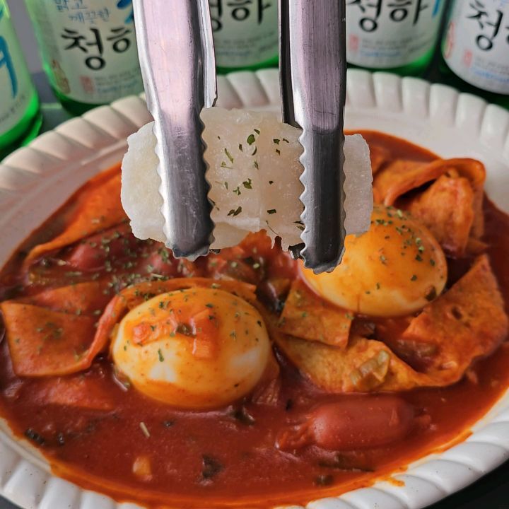 나랑 행궁동가서 산책하고 오뎅바 갈사람🍢

✔️ 봄바람살랑🌸 행궁동 데이트하고 화성뷰 보면서 오뎅한입🍢 소주한잔 어때?

✔️ 꼬불이오뎅, 치즈오뎅, 치쿠와, 사쯔마아게, 아쯔아게, 곤약, 게맛살까지? 푸짐한 모듬오뎅🍢 한입먹고 깊고 지인한 국물 호로록 하면 청하 🍶 못참지💕

✔️ 쫀드윽한 키리모찌가🍡 가득 올라가는 떡볶이??? 비주얼 도랐고요 맛도 도랐어요 매콤달콤 여기 떡볶이도 맛집이네🥹

✔️ 바삭한 튀김도🍤 떡볶이에 콕콕 찍어먹어주고 매운닭발 마요네즈소스에 푹찍어 오독오독 씹어먹어주면 소주가 술술들어가면서 자꾸 손이가🖐

✔️ 탱글쫀득한 스지부추무침도 냠냠먹고 청하로 건배🍻하고 한잔 쭉 들이키면 그때부터 나랑 사귀는거지❤️

👑 뎅오야
📍경기 수원시 팔달구 정조로905번길 17 
💰 모듬오뎅 10종(21,900원)
💰 키리모찌떡볶이(17,000원)
💰 스지부추무침(19,000원)
💰 매운닭발(17,000원)

#행궁동오뎅바 #행궁동술집 #행궁동데이트 #수원오뎅바 #키리모찌