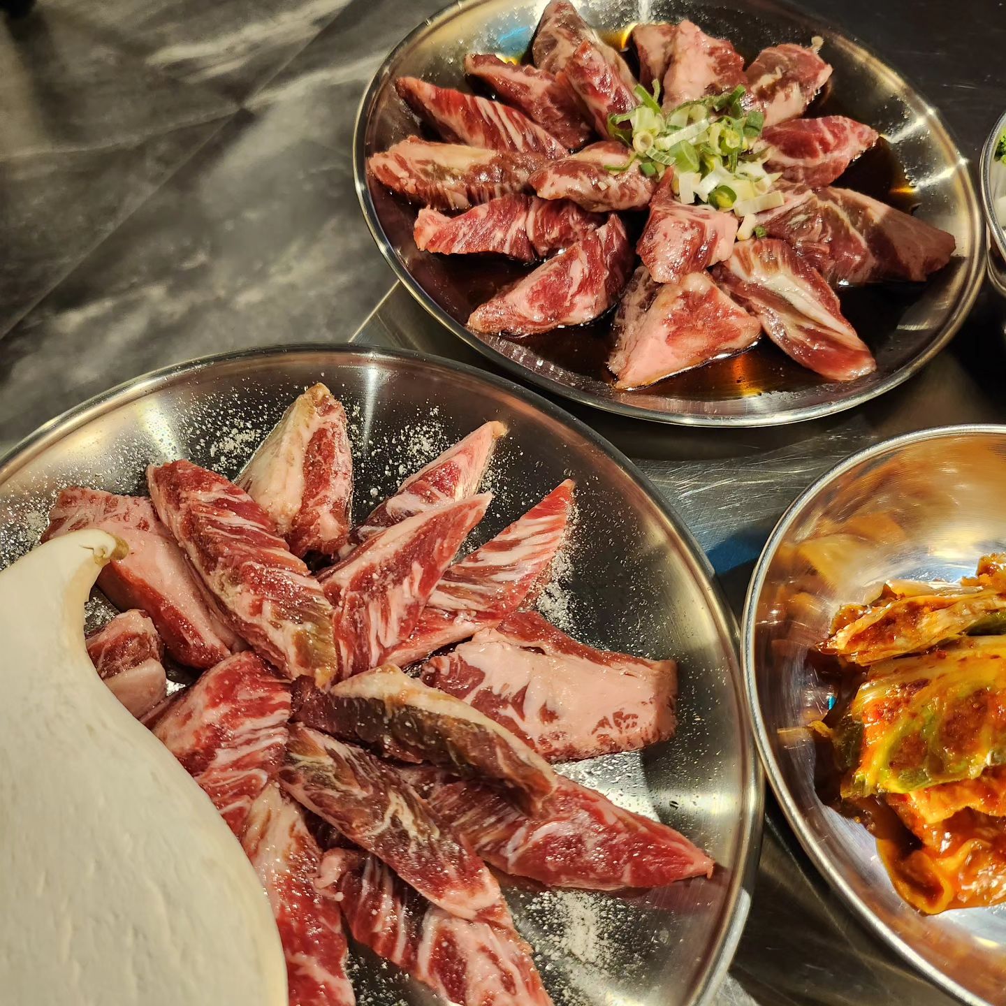 #협찬

연산동 신상맛집! #연산동고깃집 #연산동갈비
최상급 소고기를 매일 직접 작업하는 #소소갈비 😆
완전 #연산동맛집 !
숙성소고기 맛집으로 데이트나 가족모임에도 최고 😍

밑반찬도 맛있는데 사장님이 손수 만드신다고 👍👍
최상급 소고기를 가성비 좋게 먹을 수 있어요 !

연산동 #오방맛길 거리 맛집 인정 😋

양념 소금구이 반반도 주문가능하고
고기가 넘나 싱싱해요 🩷🧡❤️
입에 넣으면 사르르 
재방문의사 가득한 소소갈비 💗

sosocalbi
부산 연제구 쌍미천로161번길 29 1층
.
.
.
#디너의여왕 #연산동외식 #부산연산동맛집 #부산연산동 #오방맛길 #오방맛길맛집 #연산동고기 #연산동고기집 #연산동맛집추천 #연산동고기맛집 #연산동한우