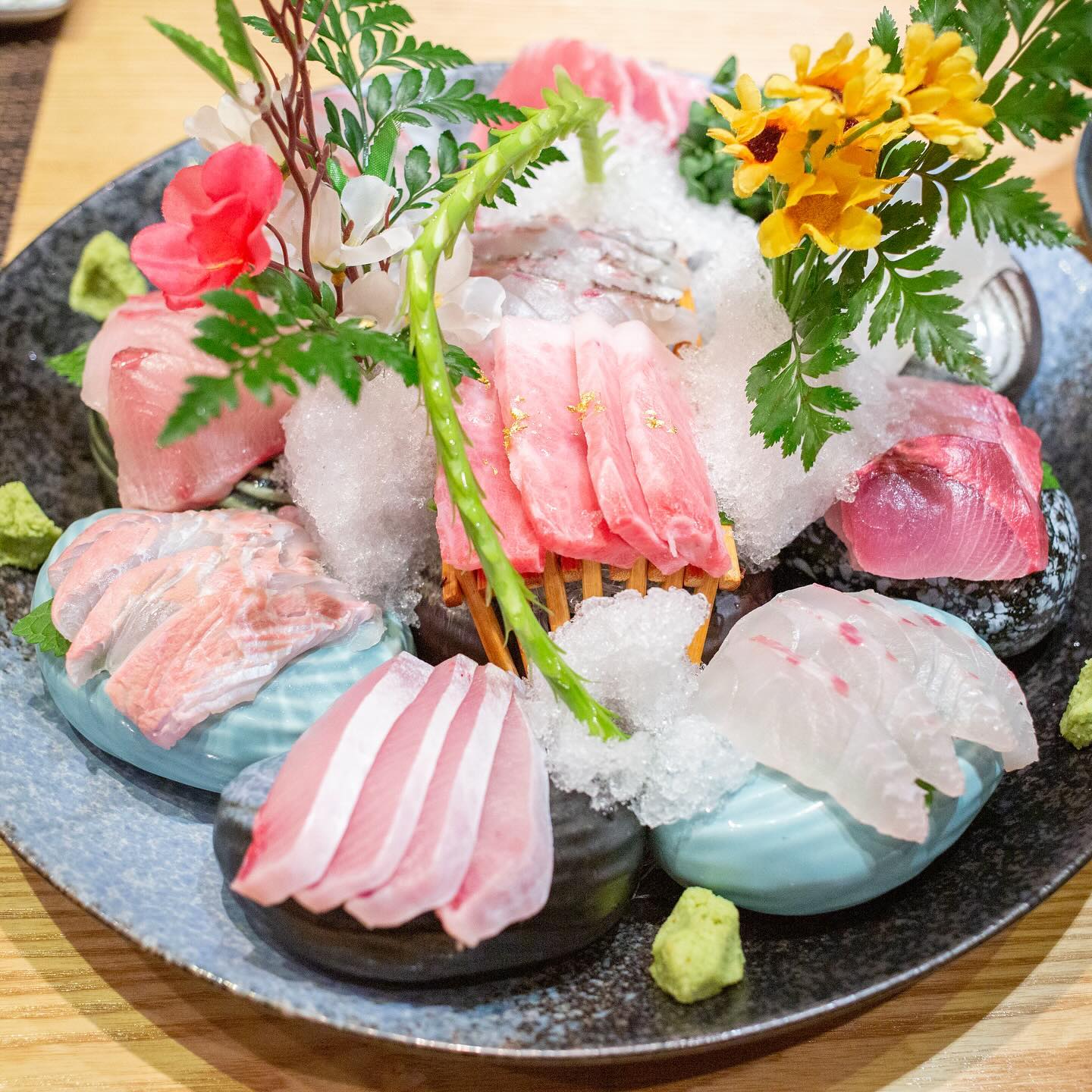 🐡

소망이라는 뜻을 지니고 있는 <노조미望み>는 퀄리티 좋은 사시미와 해산물 코스요리를 다채롭게 즐길 수 있는 곳이예요. 아담한 프라이빗 룸부터 대형 회식룸까지 갖추고 있어 격식 있는 식사 접대와 기념일 모임장소, 상견례, 단체 회식까지 모두 커버할 수 있는 룸식당입니다. 

입구부터 연예인과 정재계 인사들의 싸인이 빼곡히 붙어있고요, 점심에도 모든 방이 만석이어서 인기 많고 단골 많은 식당이라는게 체감되더라고요. 
여의도 룸식당으로 유명한 일식집답게 2~4인용 작은 방부터 8인용, 12인용 대형룸까지 크기가 다양했고, 입구 쪽에는 회식룸으로 쓸 수 있는 큰 방도 있었습니다. 

이날 맛본 코스는 노조미 골드 사시미 코스.
화려한 해산물과 사시미 플레이트가 등장했고 찰진 광어 도미부터 기름좔좔 흐르는 방어와 참치회, 금가루 뿌린 마구로 도로까지 릴레이로 호사스러움을 만끽하는 시간이었습니다. 알록달록 눈호강 하는 플레이팅부터 설레고, 신선한 풍미가 입안 가득 퍼지니 입호강이 따로 없네요 :)

메인 모듬회 이후에는 백합 조개탕과 옥돔구이, 그리고 열빙어, 메로, 틸라피아 데리야끼의 특선 일품 플레이트가 순서대로 나옵니다. 푸짐하게 나오는 민어찜, 매콤달콤 마성의 갈치조림, 깨끗하게 튀겨져 나온 일식 모둠튀김까지 배터지는 구성이예요. 
식사는 매운탕과 지리탕 중에서 선택할 수 있고 밥도 마끼 또는 알밥 중에서 고를 수 있어요. 마지막 후식으로 양갱과 제철과일, 커피와 매실차까지 느긋하게 즐길 수 있는 코스였습니다. 

불금 이벤트로 맥주 할인 중이고, 영수증 리뷰 쓰면 음료나 요리 하나가 서비스로 나온다고 해서 냉큼 참여했어요!
점심은 1부와 2부 타임이 있는데 2부 (1시 30분) 타임으로 예약하면 돈가스나 생선가스 요리 서비스가 있답니다. 특히나 생일이신 분에게는 회케이크를 만들어 준다고 하니 생일 모임이라면 미리 예약하고 가면 좋을 것 같습니다 :) 

#여의도일식당 #노조미 #여의도룸식당 #국회의사당맛집 #여의도일식 #국회의사당역맛집 #여의도맛집 🐡