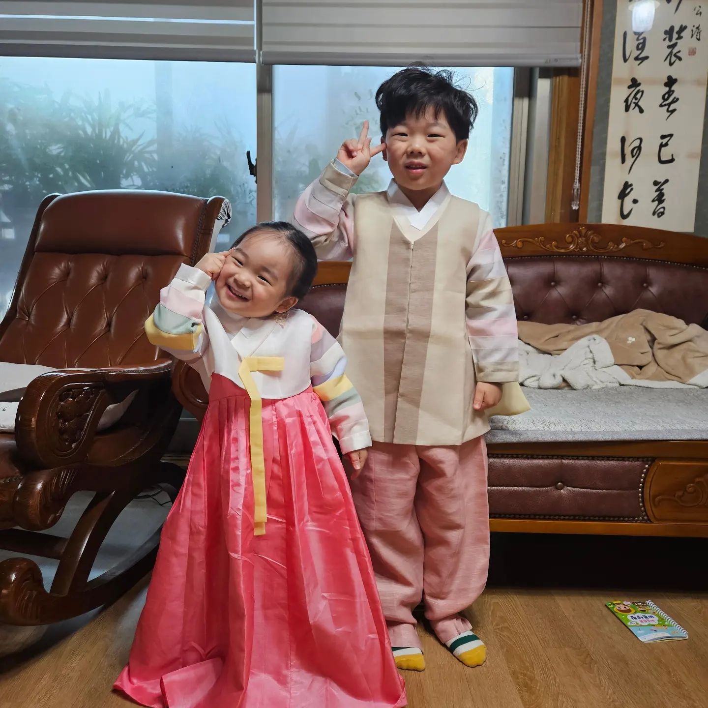 새해 복 많이 받으세요🙇‍♂️🙇‍♀️

올해는 예쁘게 한복입어준 쭈니유니
사촌동생이랑 다 같이 한복 입고
차례도 지내고, 세배도 하고🫶

명절 느낌 물씬❤️❤️