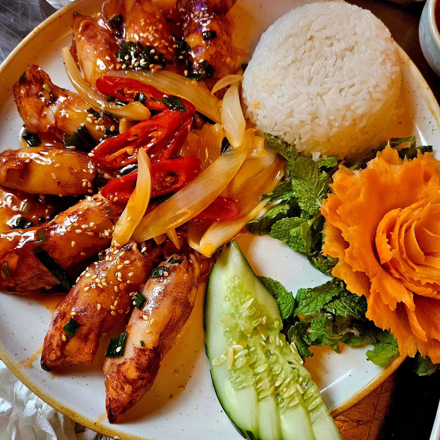 호이안 바구니배 타고 구글 평점보고⠀
찾은 맛집❤️⠀
⠀
이것저것 다 먹고 싶어서 골랐더니⠀
너무 투머치하다고 제지 당하고⠀
⠀
음식 3개 시키고 2개 추가 더 주문😜⠀
⠀
역시 평점 높은덴 이유가 있음⠀
⠀
다 맛있잖하....⠀
⠀
⠀
#호이안여행#호이안맛집#pauseandenjoy#호이안쌀국수