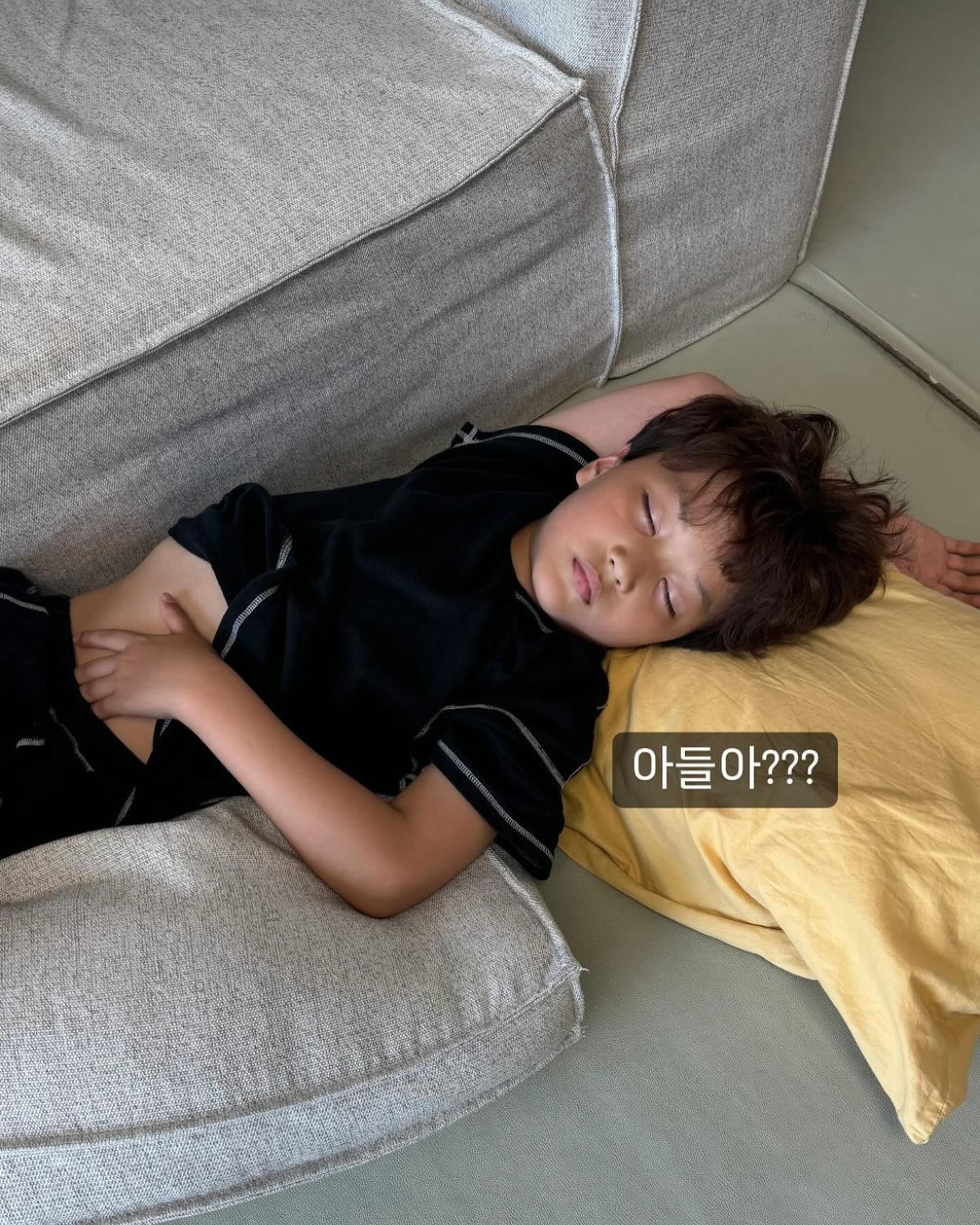 생각해보면 4시부터 쿨쿨 자고 있고
육체가 기분을 지배해서 자꾸 삐지고
그때부터가 사작 이었던거 같다
결국, 입원
그리고 잠시 즐거웠던 퇴원도 찰나
윤이까지 달고 재입원
스펙타클했던 병원생호