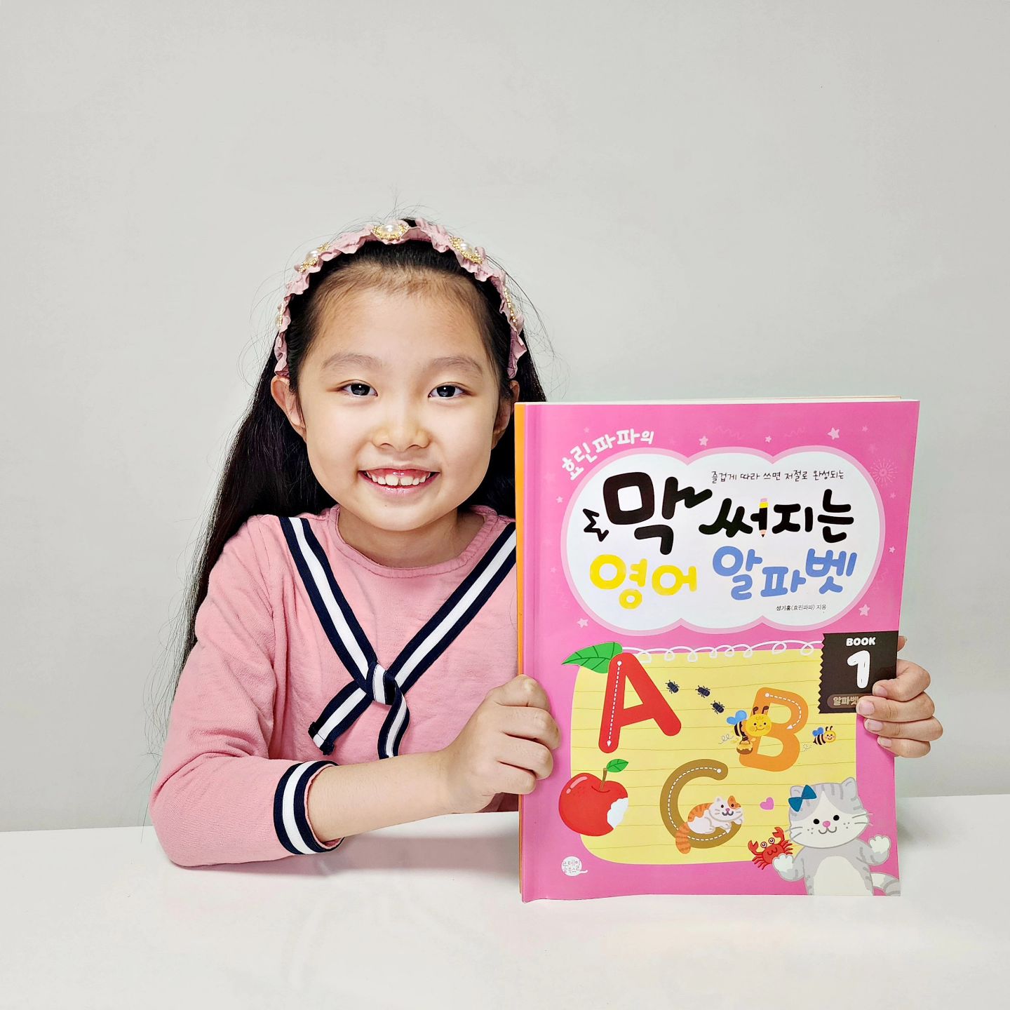 #협찬 hyorin_papa2 

요즘 매일 하고있는 #알파벳쓰기
그동안 해왔던 단순 반복되는 #영어라이팅 이 아니라 아주 쉬운 스티커 붙이기부터 색칠하기도 있고, 미로찾기, 틀린그림 찾기 등 아이들이 지루하지 않게 구성되어 있어 솔아도 이 시간만큼은 집중해서 해주고 있어요😊

EBS 대표 영어 강사이자 12년 동안 중고등학교에서 영어 교사로 재직한 #효린파파 선생님의 티칭 노하우를 그대로 담은 도서라 그런지 아이의 반응이 다르긴 다르더라구요🤭

1주에 1권씩 5주에 완성할 수 있는 #막써지는영어알파벳 으로 꾸준히 학습하다보면 자연스럽게 알파벳 대소문자도 구별하게 되니까 영어에 거부감 있는 아이들에게도 자신감을 길러주세요!

#롱테일북스
