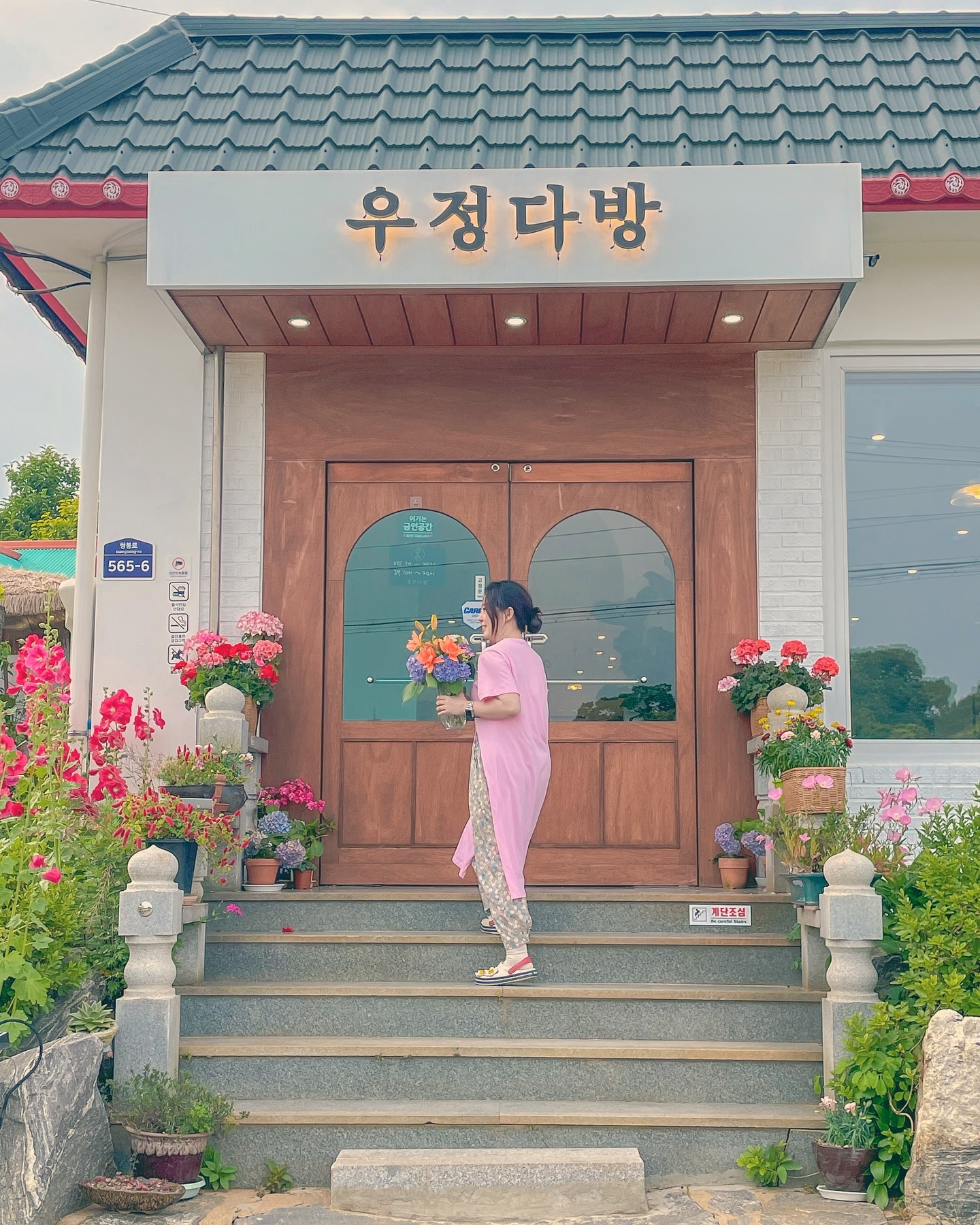 🔵

시골에서 카페를 하다보니
제 취향을 하나씩 알아가는거 같아요..

촌스러운거 참 좋아했어요.🫶🏻