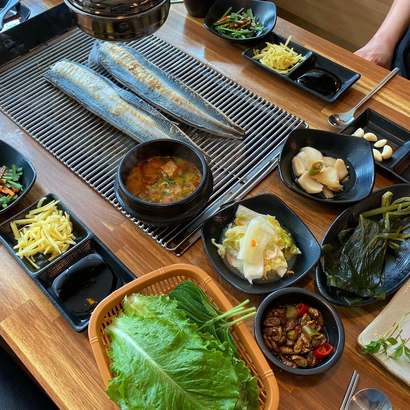 #먹쭈 #몸보신음식 #장어맛집 

📍경기 양주시 화합로 1485 #고창풍천장어 

장어 먹고 싶어서 오랜만에 장어 먹고 왔어요
양주 한국병원 바로 옆에 위치해있고 찾기 쉽게 노란 간판으로 되어있어요
매장은 넓고 깔끔해서 외식 혹은 모임 하기에 너무 좋아요

#장어구이 72,000원
살아있는 장어만 사용하고 매장 입구에 딱 장어가 보여요
메뉴를 시키면 숯불을 가져다주시는데 숯불이 너무 좋아요
밑반찬은 종류가 많고 삼이 나오는데 나오자마자 먹어줘야 해요
장어는 사장님께서 직접 구워주시고 소금 양념 둘다 너무 맛있었어요
특히 사장님이 구워주셔서 노릇노릇 하니 더 맛있었어요
그리고 함께 나오는 된장찌개는 냉이가 들어가서 향긋하고 구수하니 맛있고 영수증 리뷰로 먹은 계란찜도 폭신폭신하니 맛있었어요
성인 두명이서 먹기에 장어구이 한판 시키면 딱 좋아요

장어 크기도 크고 장어 살도 통통해서 아주 맛있게 먹었고 특히 밑반찬이 너무 잘 나와서 장어가 느끼하지 않게 계속 먹을 수 있었어요
장어 생각나실 때 혹은 새로운 장어 맛집을 찾는다면 꼭 들러보세요

#장어집 #장어구이맛집 #양주맛집 #덕정맛집