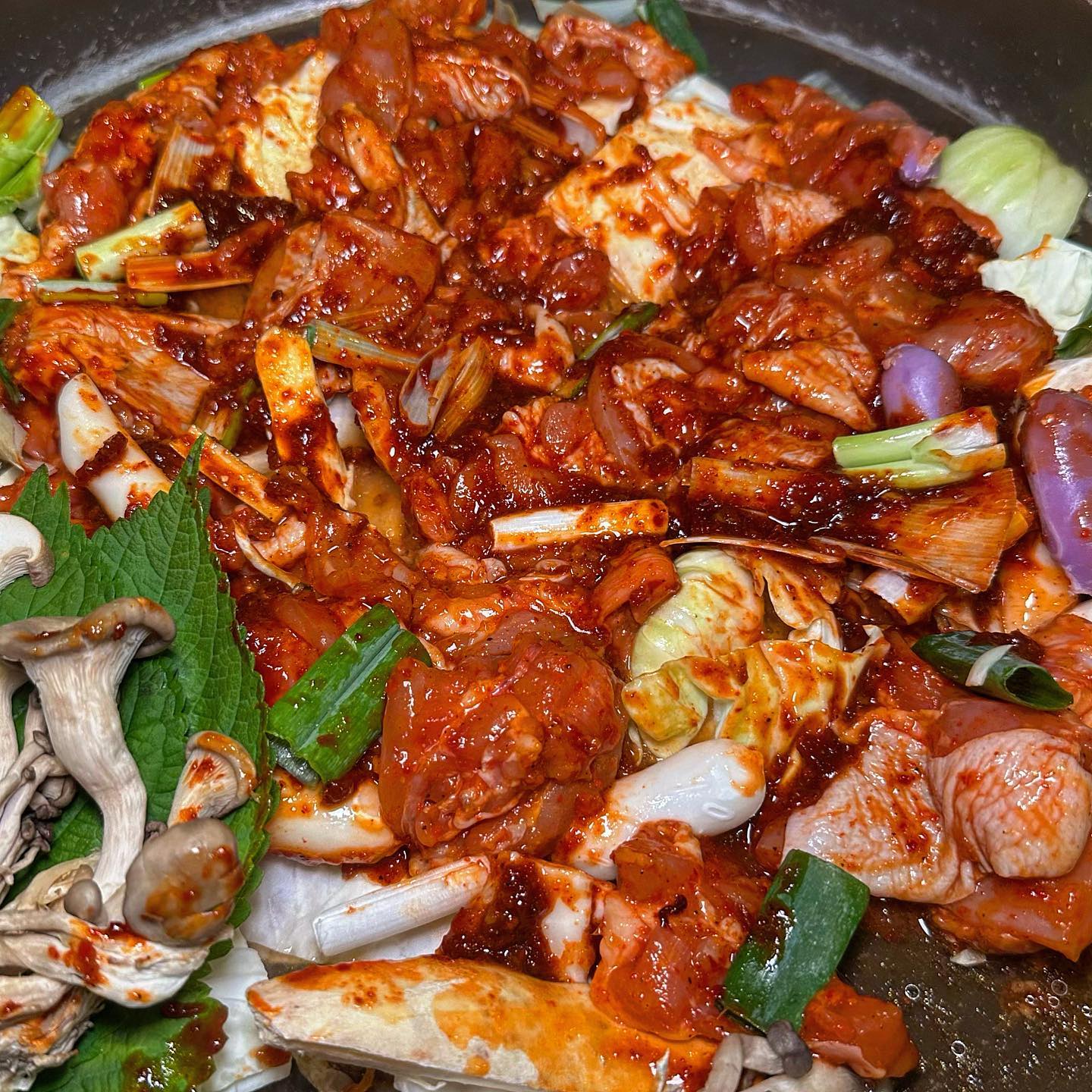일도씩 올라가는 내마음 뿅 💕
< 일도씨닭갈비 판교점 >
*위치 : 경기 성남시 분당구 분당내곡로 117 크래프톤타워 지하1층
*주메뉴 : 닭갈비
*영업시간 : 10:00-22:00
👩🍳🧑🍳
이제 레스토랑하면 닭갈비도 빠질 수 없을것같아요 😲 여기는 온 사람들이 좋아할것같은 편안하고 든든한 ‘일도씨 닭갈비’라는 곳 입니다 :)
여기는 여기만에 특제 소스만을 이용해서
더 특별한 맛을 느낄 수 있더라구요 !
오리지널을 느끼고싶으면 일도씨닭갈비 ,
매운맛을 좋아하면 콩나물닭갈비 ,
인기 원탑 인 치즈닭갈비
등 원하는 닭갈비를 선택적으로 즐길 수 있는게 정말 좋더라구요 ☺️
저는 쭈욱 늘어나는 치즈닭갈비를 먹었는데,
닭 양도 양이지만 고구마떡 ,떡, 야채 등 다양하게 즐길수있는 토핑들도 많아서 좋았어요 ~
그리고 다시한번 말하지만 소스가 너무나 맛있어서또 한번 깜짝 🥹💖
부드러는 닭이 너무나 인상깊었던 요 닭갈비로 한끼 패밀리레스토랑 처럼 즐기시는건 어떠세요 ~?
⠀
🪧 일도씨닭갈비 판교점 ildossifamily luv_ildo
⠀⠀
⠀
⠀
⠀
#판교점심 #판교닭갈비 #판교역맛집 #판교점심맛집 #이매역맛집 #판교회식 #판교외식 #철판닭갈비맛집 #철판닭갈비
