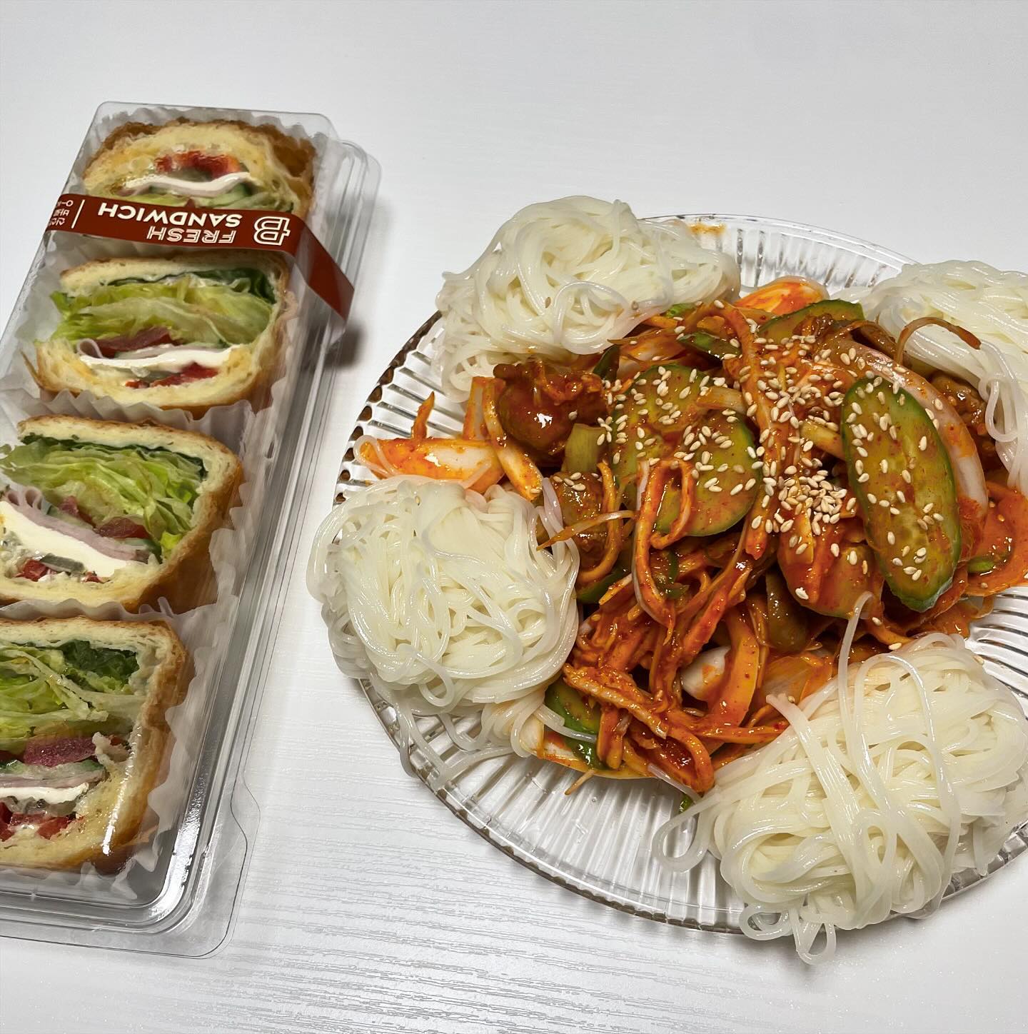 야식으로 골뱅이소면과 샌디치가 의외로 궁합이 좋다네🫶

골뱅이 소면 생각보다 잘 맹그시는 분
진미채는 냉동실에 있는거 어떻게 찾았는지 아쥬 맛들어짐

샌디치는 파리바게트에서 구입했는데 프레쉬하고 조합 굳

이 조합에 쏘주 못참지😍

(자꾸 사진찍으라고 플레이팅에 나름 신경써주시는 중….ㅎ)
.
.
[홈 스윗 홈]

#서산 #서산맛집 #우리집 #홈스윗홈 #홈스타그램 #야식 #야식스타그램 #야식추천 #야식타임 #야식만들기 #오늘뭐먹지 #저메추 #혼밥 #혼밥스타그램 #집밥 #집밥스타그램