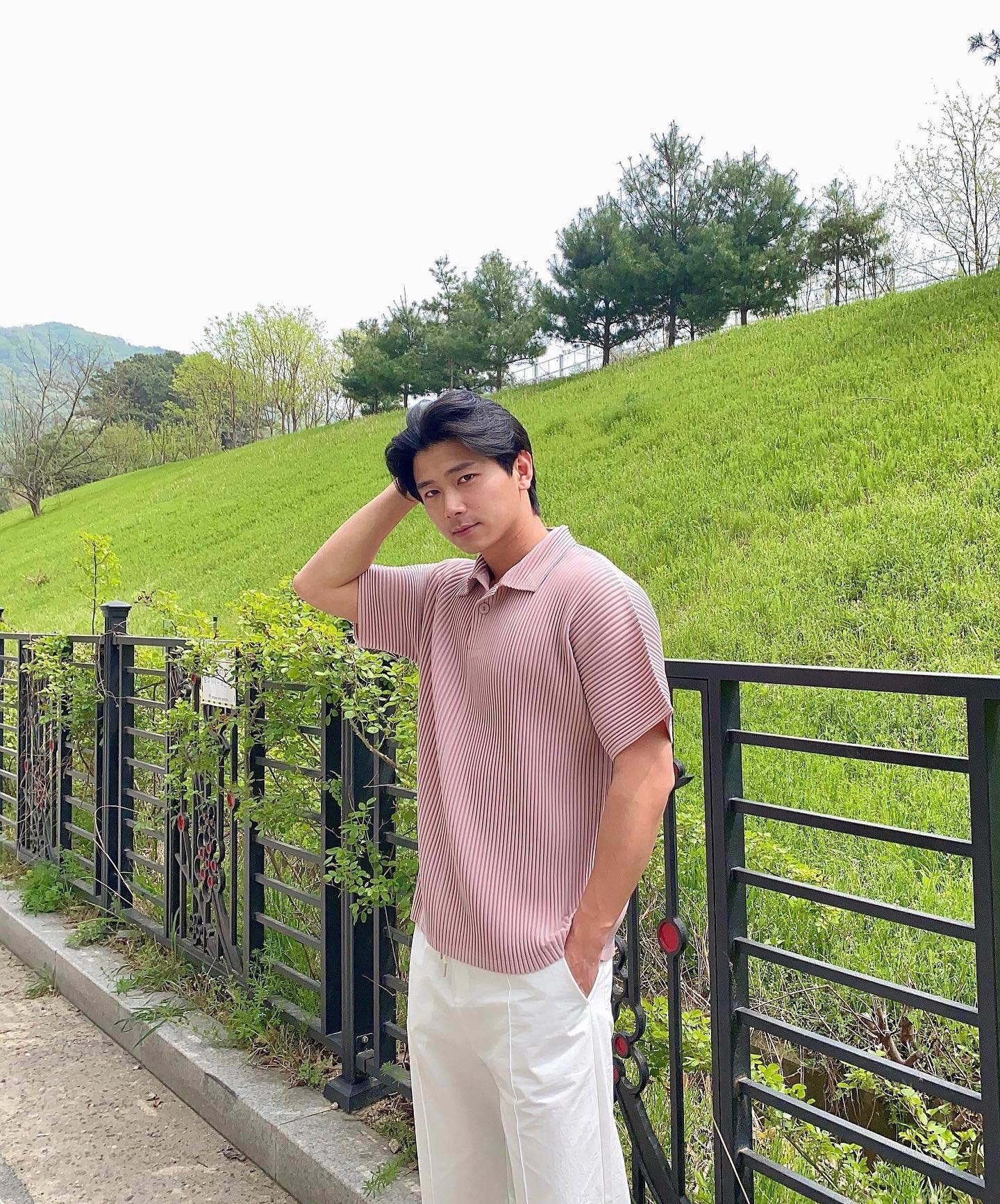 분홍색 잘 어울리나욤…?🌸
.
.
.
akept.official 
#pleats #반팔티