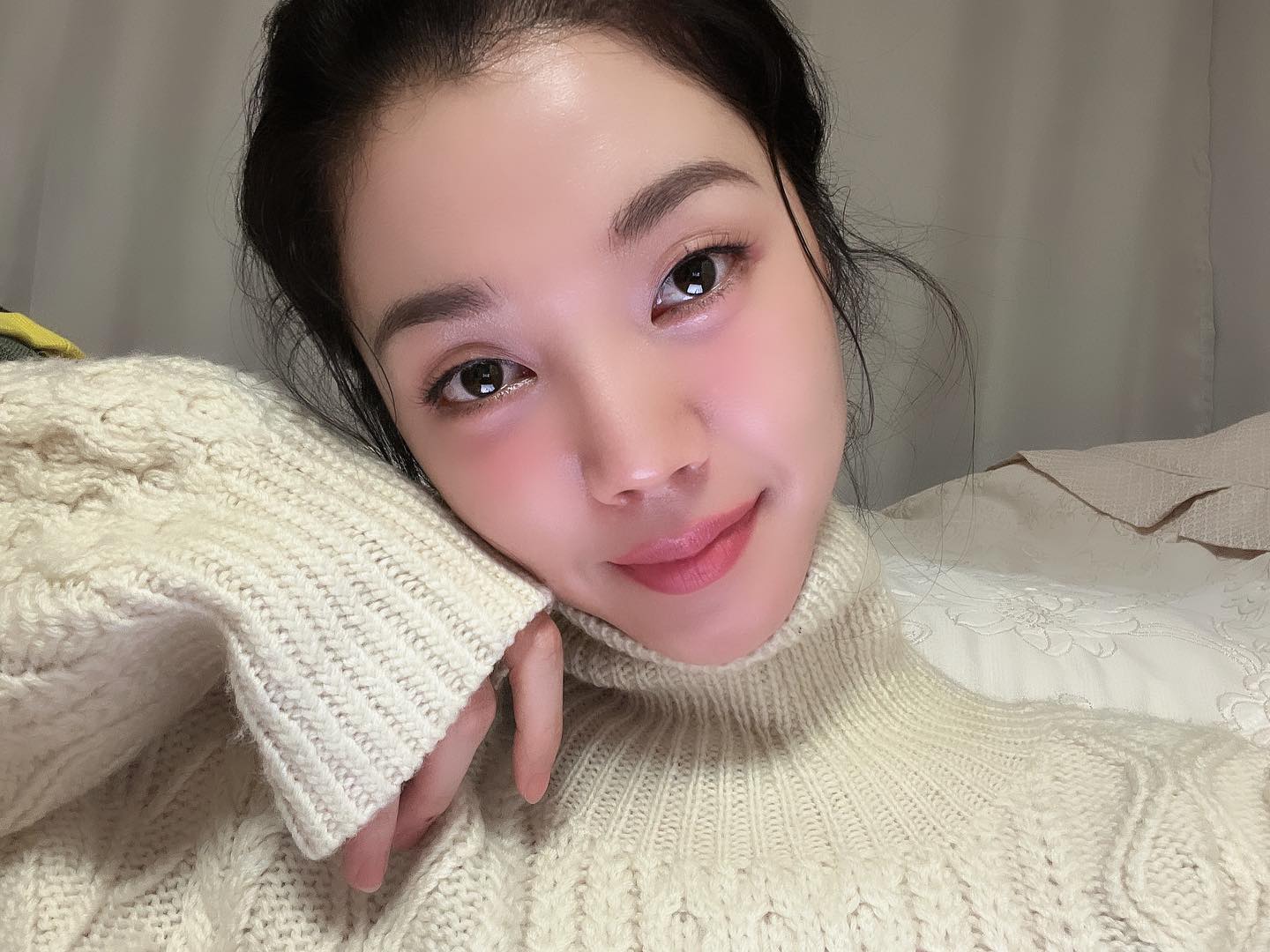 날씨 미쳤어요? 우리 좀 정도를 지키는 게 어때요? 😊❄️🥶 오들오들 떨면서 집에 와서 30분째 째 바닥에서 일어나지 못하고 있어…. 분명 지난 주엔 가디건을 입었던 것 같단 말이지…???? Ps. 셀카 제법 민망해… 하지만 공부보단 재밌음.
Korea has dropped down from around 65 to 35ish°F
 within a few days. Few days lol I was wearing a leather jacket last week and now I’m wearing a thick sweater and a coat—still freezes to death 💀. I came back home 30min ago and still sizzling my ass on the on-dol floor… #selfie #frozen #toocold #motd