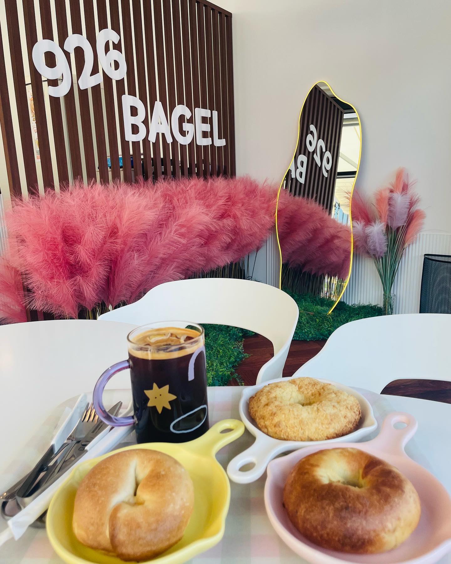 #협찬 🥯926 베이글🥯
✔️댕댕이들과 함께 즐길 수 있는 테라스
✔️댕댕이용 멍!베이글도 있어요~
✔️아늑하면서 깔끔하면서 분위기 좋아요.
.
.
😋저희는 아메리카노와 구름 소보로 베이글, 
콘 치즈 베이글, 옥수수 베이글을 먹었는데 
따끈한 상태로 먹으니 너무 꿀맛👍🏻
 아메리카노랑 찰떡궁합이라 순삭했어요. 
그 중에 저의 원픽은 구름 소보로 베이글🥯❤️