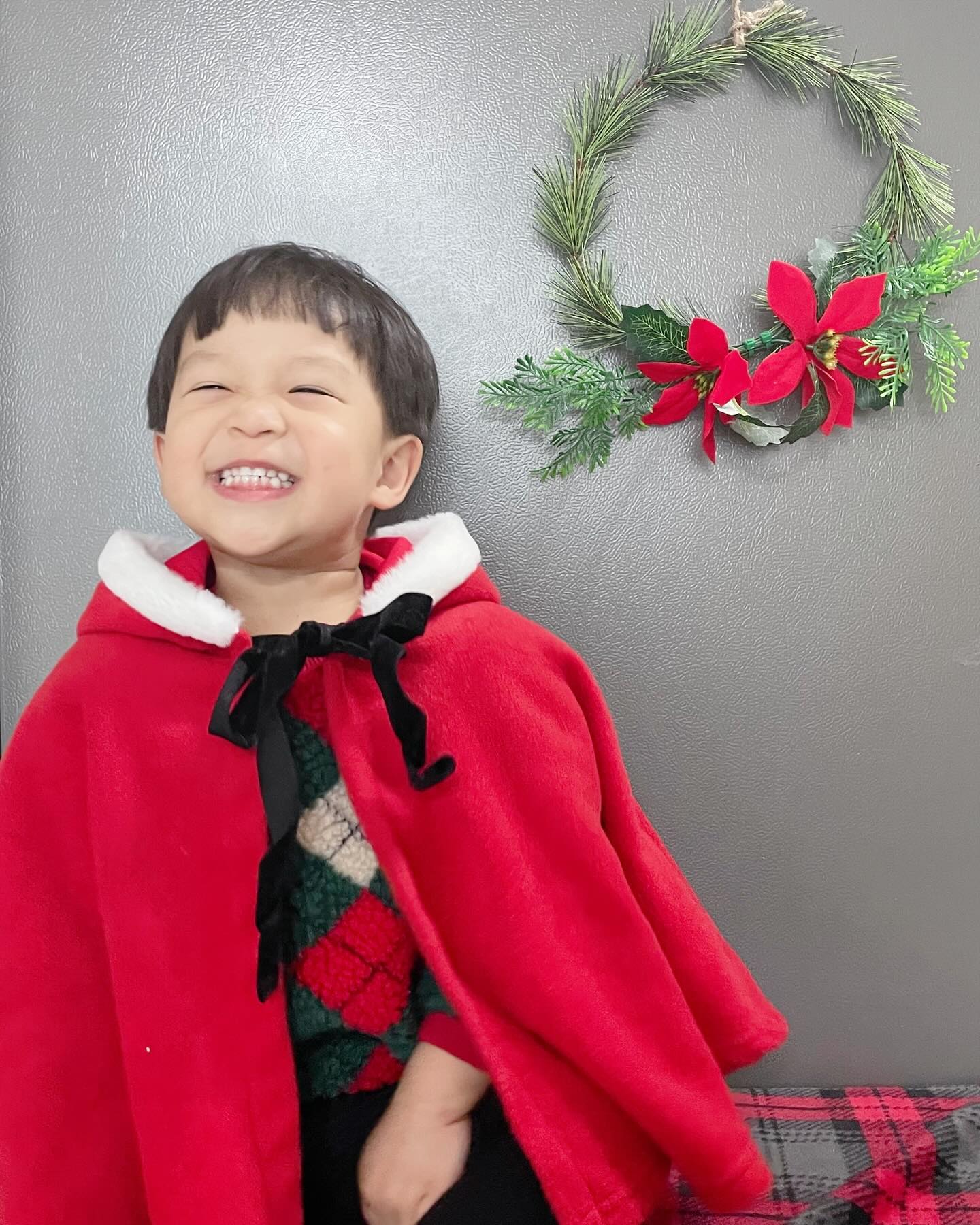 #오니의일상
#지난피드
⠀
⠀
⠀
이제서야 올리는 크리스마스 피드3😅
⠀
오니의 세번째 크리스마스🎄
⠀
⠀
아빠가 ‘아빠가 좋아 엄마가 좋아~?’
물어보니 고민도 없이 ‘난 엄마가 좋아!’ 라고
대답하는 내사랑 내새꾸❤️
⠀
아빠가 삐지니까 ‘음.. 오니가 좋아’
ㅋㅋㅋㅋㅋㅋㅋㅋㅋㅋㅋㅋㅋㅋㅋㅋㅋㅋ
끝까지 아빠가 좋다고는 안 하더라구요🤣
⠀
⠀
⠀
아이들한테는 힘든 질문이라고
하지 않는게 좋다는 건 너무 잘 알지만
그래도 확인해보고 싶은 아빠 마음ㅋㅋㅋㅋ
결국 상처는 아빠만 받았네요😄😄
⠀
⠀
⠀
⠀
# 엄마도오니가좋아🫰🏻