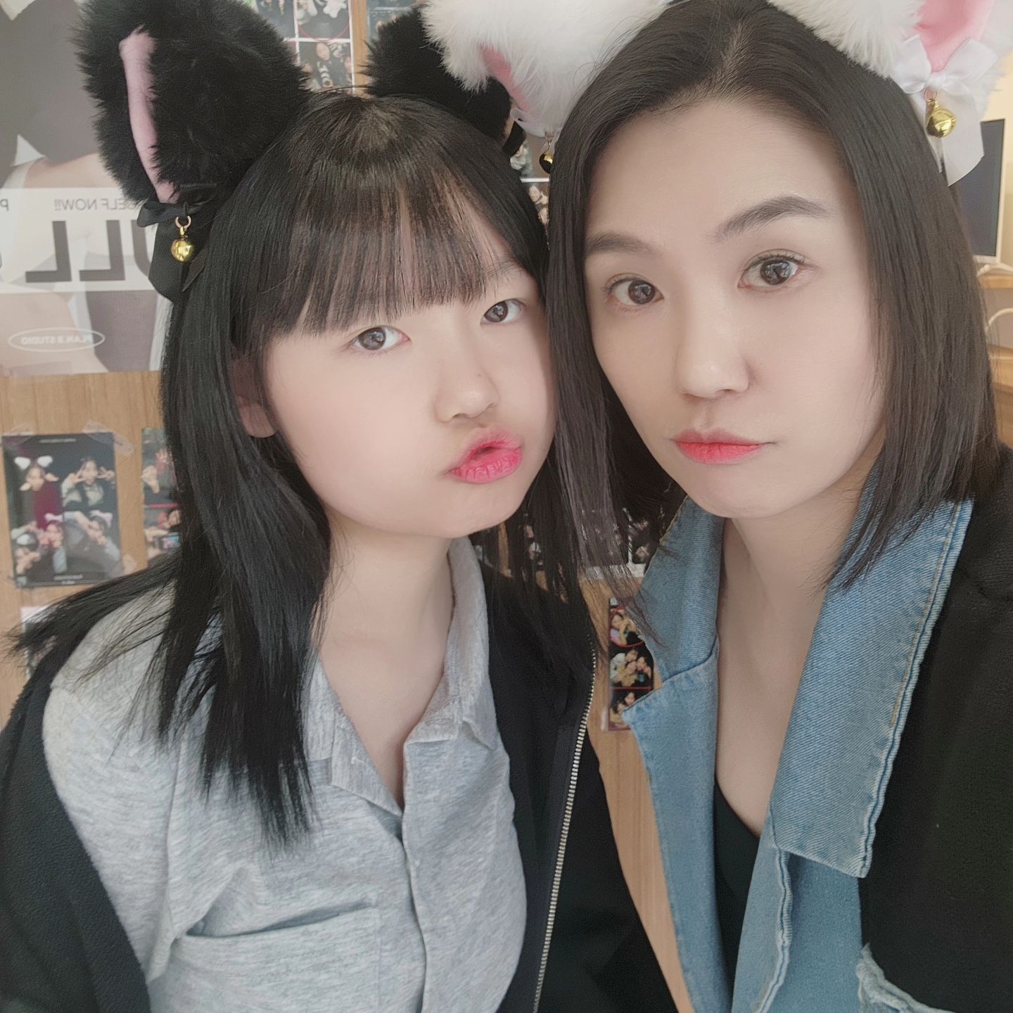 벌써 4월이라니...😱
시간 너무 순삭.. 
 
생애 첫 수영수업...
튜브없음 물에 들어갈 생각도 안하는 나,
생존을 위해 배워야한다고 수영등록해준 신랑...
고맙다.... 근데 물에만 들어가면 얼음......
나... 괜찮은거 맞지? 👉👈
 
 
일과가 끝난 후 짧지만 혼자만의 독서시간은
편안하고 행복 그 자체 🩷 
 
엄만 하루종일 혼자두면 책만 볼것같다고
신기하게 바라보는 쇼쇼 ㅋㅋㅋ
올핸 교육한다고 아직 몇권 못읽었다구우😭
하루쯤은 아무생각없이
보고싶은 책들 맘껏읽고 쉬고싶긴하다 🤣
 

 
2024.04.01 (월)
2024년 9번째 책 📖
 
#말그릇 ( ~ p.53)
 
 
✔️ 마음에서 나오는 말은 마음으로 들어간다.
 
✔️ '말'이란 것은 기술이 아니라 매일매일 쌓아올려진 습관에 가깝기 때문이다.
 
✔️ 말은 당신을 드러낸다.
 당신의 말은 당신이 없는 순간에도 사람들의 마음속을 떠다닌다.
 
✔️ 말은 한 사람이 가꾸어 온 내면의 깊이를 드러내기 때문에 말그릇을 키우기 위해서는 먼저 내면이 성장해야 한다.
 
✔️ 말그릇을 다듬은 사람은 관계의 깊이가 달라진다.
 
 
 
 
 
 
 
#햇살가득한집🌼
#독서스타그램 #슈가비 sugarbee_mj 
#슈가비챌린지 #슈가비독서챌린지 #독서챌린지 #슈독챌
#2024 #독서기록