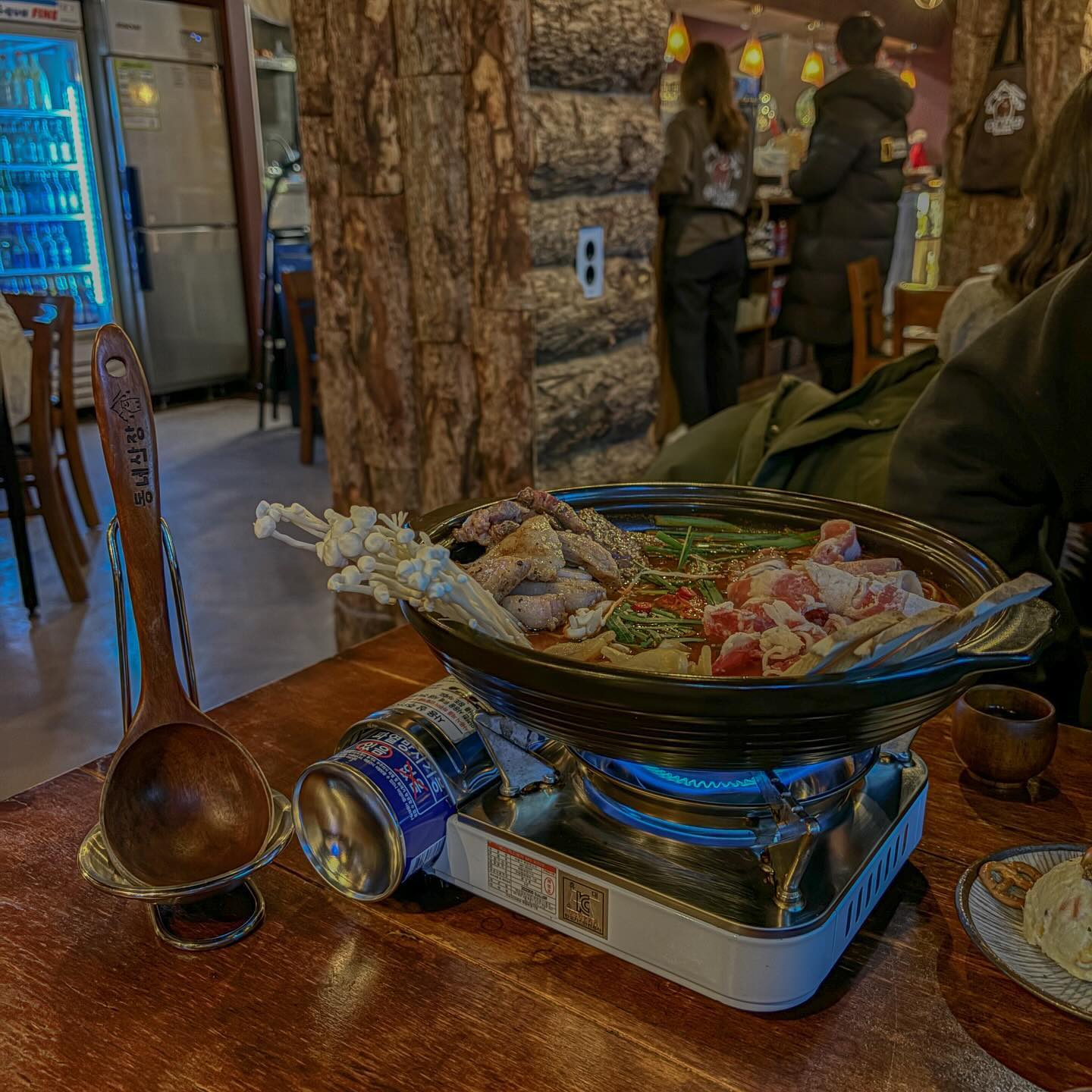 ⠀
⠀
동네에서 즐기는 산장 [동네산장]
⠀
산 속이 아니라 동네에서
산장을 즐길 수 있는 맛집 발견
연말 남자친구 생일에 갔었는데
산장 컨셉으로 분위기 좋더라구요🎄
⠀
안쪽에 프라이빗한 룸이 있는데
모니터도 있고 자리도 넓어서
단체 손님들에게 딱 좋을듯 해요
⠀
저희는 2인석으로 착석했는데
기본 안주랑 웰컴 드링크를 주시는
전통주와 감자 샐러드인 것 같아요🍶
⠀
동네산장 특수전골로 주문했는데
항정살, 돼지뽈살, 우삼겹 3가지 고기와
양념 깻잎이 같이 나오더라구요
⠀
돼지 기름으로 느끼할 수도 있는데
같이 나오는 양념 깻잎과 조화가 진짜 좋았음
리필 요청했는데 사이드에 메뉴로 있다고 해서
눈치 볼 필요없이 편하게 두번인가
추가해서 먹은 것 같아요ㅋㅋㅋ🥘
⠀
눈 오는 날 분위기도 좋고 예쁜 동네 산장에서
연말, 연초 모임이나 데이트를 하면 좋겠어요
완전 추천합니다아🪵
⠀
.
.
⠀
⠀
🏷 동네산장
🏷 위치 : 경기 안산시 단원구 광덕동로 107 1층 단독건물
🏷 영업시간 : 17:00 ~ 02:00 (라스트오더 01:00)
⠀
📍 동네산장 특수전골 29,000₩
📍 양념깻잎 1,000₩
⠀
⠀