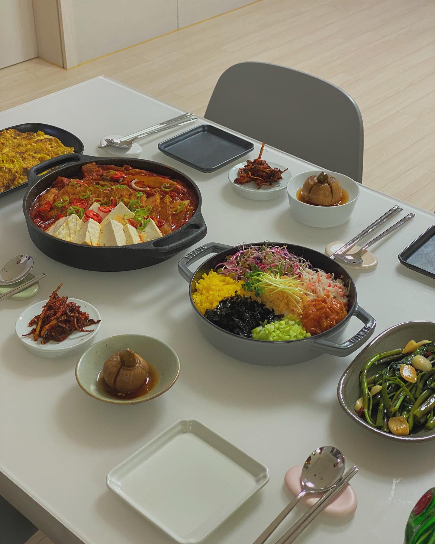 .
작년9월 캠핑장에서 첨 만나고 급친해진 우리
매번 언니집만가다가 이번에 우리집 와서
맛있는거 차려주기:)

요즘 대세라는 먹태깡이랑 직접만든 초코칩스콘
치아바타, 그리고 진까지 선물해준 온니야🥹🥰

곧 또 만나♥️♥️

.
#거제댁테이블 #즐거운시간