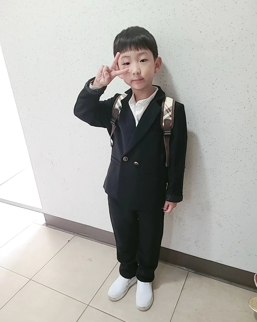 #졸업사진

벌써 유딩 최고참된 쮸🙂
졸업사진 찍는다고 믓찌게 착장함!

#정장#유딩#등원룩#등원