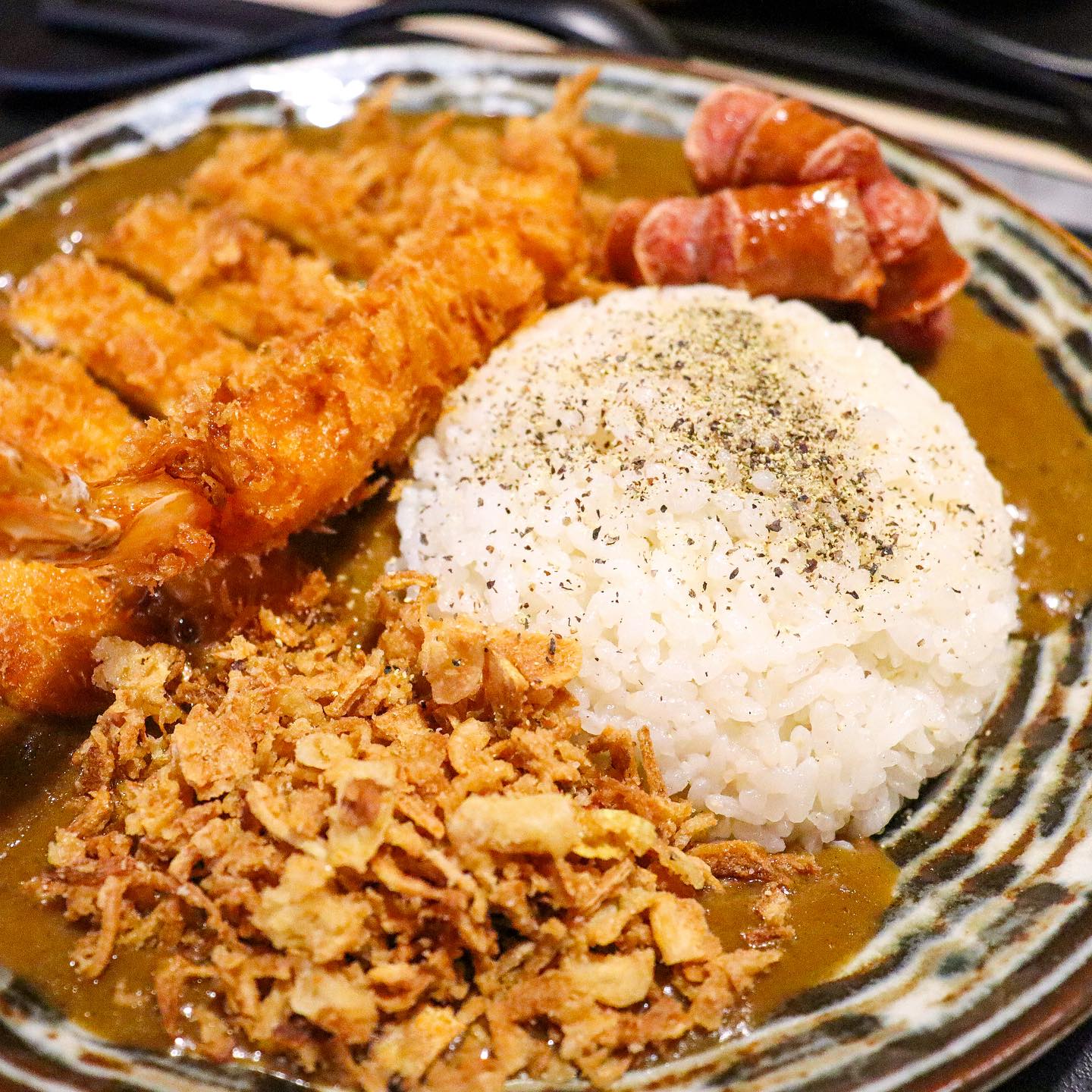 쌍리단길 유크리
-쌍문역에서 도보 5분거리

맛있는 카레를 먹고싶어서 들린 곳. 이미 유명한지라 사람들이 많았다. 집에서 만들 수 없는 맛의 카레를 주문할 수 있어서 좋았다. 수제로만든다는 에비가츠도,돈까스도 두툼하고 맛있다! 계속 찾게될것같은 마성의 맛. 

🌷유크리
🌷서울 도봉구 도봉로 114길 46

#쌍리단길 #쌍문동맛집 #쌍문역 #쌍문역맛집 #쌍문맛집 #창동 #창동맛집 #수유역 #수유맛집