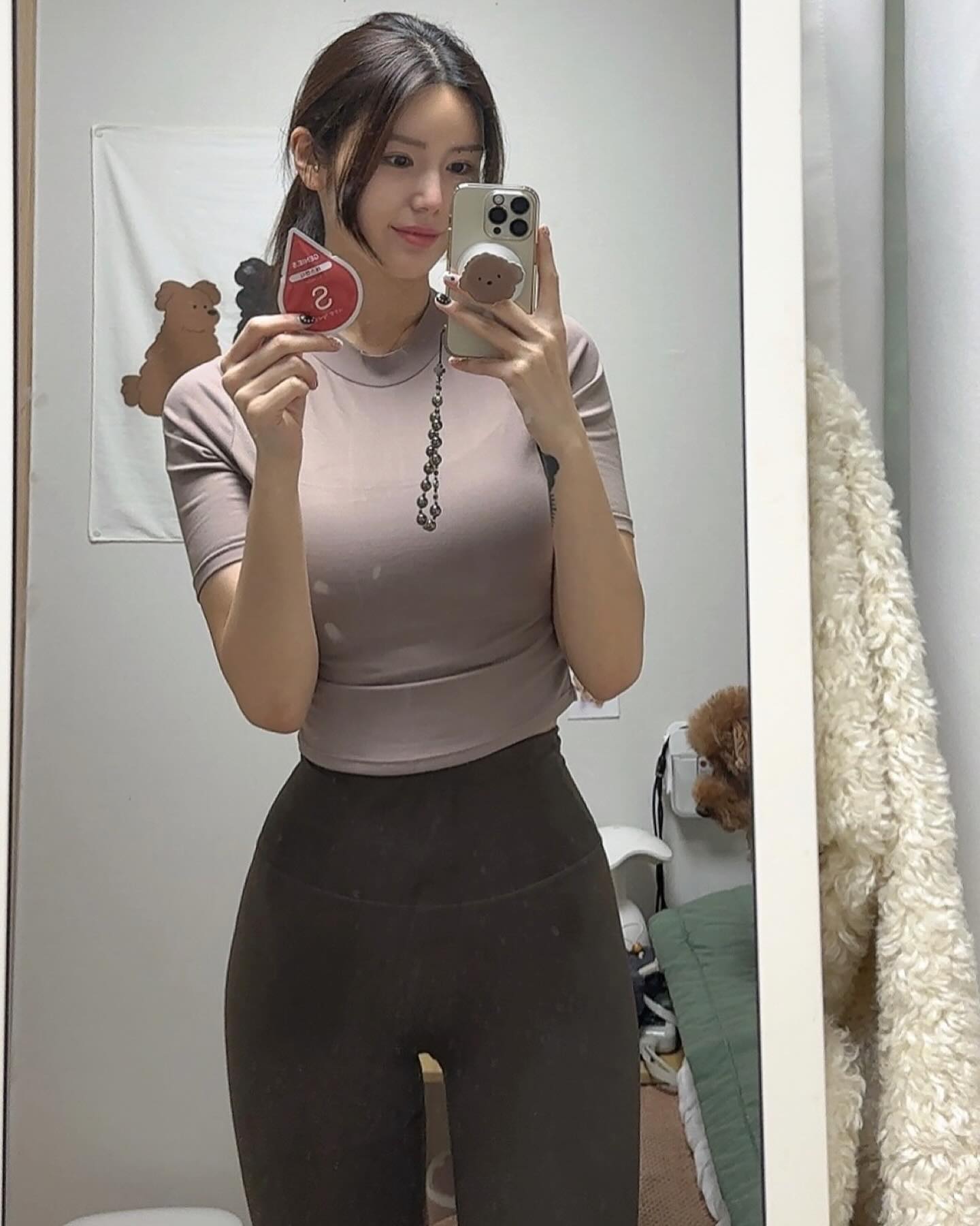 오늘은 다이어트, 유지어터 분들을 위해!

제가 먹을거 다 먹고 체중조절하고 있는 비법(?)을
여러분들과 함께 공유 해보려고 합니당~😙

제가 야식, 과식, 폭식할때마다 빠지지 않고 꼭!
챙겨주는 다이어트보조제품이 있는데요.

그게 바로 기름배출캔디 'S캔디' 입니다!

기름배출캔디로 원래부터 유명했던 제품이라 
이전에도 먹어보고 만족스러웠는데,

이번에 에스캔디가 더 업그레이드 
되어서 나왔더라구요?! 👍🏻

팽이버섯 성분이랑 파세올라민 성분이 들어 있어
배변활동에 도움은 물론~

요즘 잦아진 치팅데이에도 죄책감 없이 관리할 수 있어서
저한텐 없어선 안될 꼭 필요한 제품이에요🫶🏻💕

개별 포장되어 있어서 들고 다니기 너무 편해
가방에 항상 챙겨두는 에스캔디!😄

여러분들도 입터진 날 에스캔디로 
죄책감 없이 맛있게 먹고

건강하게 다이어트, 체중조절
해보시길 바래요:)

#협찬 #기름배출캔디 #지니에스캔디 #변비탈출 #숙변제거
#기름배출 #에스캔디 #S캔디후기 #다이어트후기 #SCANDY